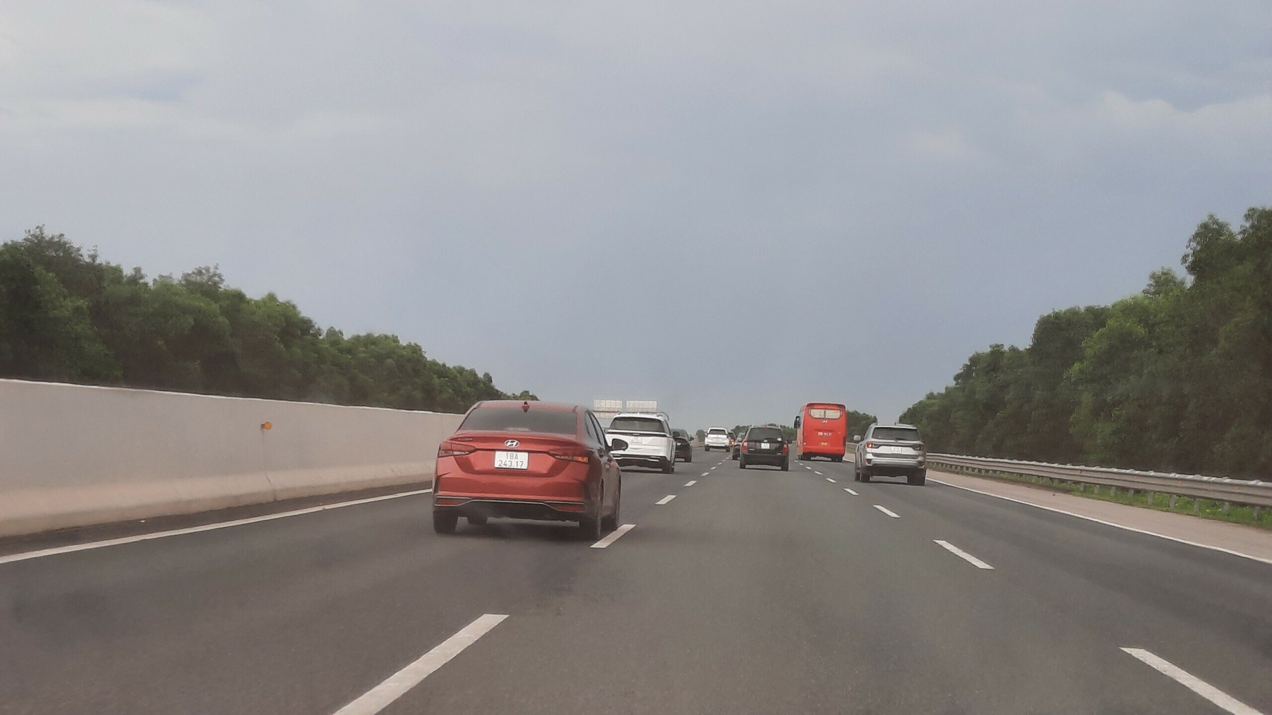 "Tôi cũng thường xuyên di chuyển trên cao tốc Hà Nội - Hải Phòng, lần đầu tiên tôi thấy lượng xe đông như thế. Rất nhiều đoạn tôi chỉ chạy dưới 100km/h vì lượng xe đi lại trên đây nhiều không thể đi tốc độ cao hơn", anh Nguyễn Văn Quốc cho hay