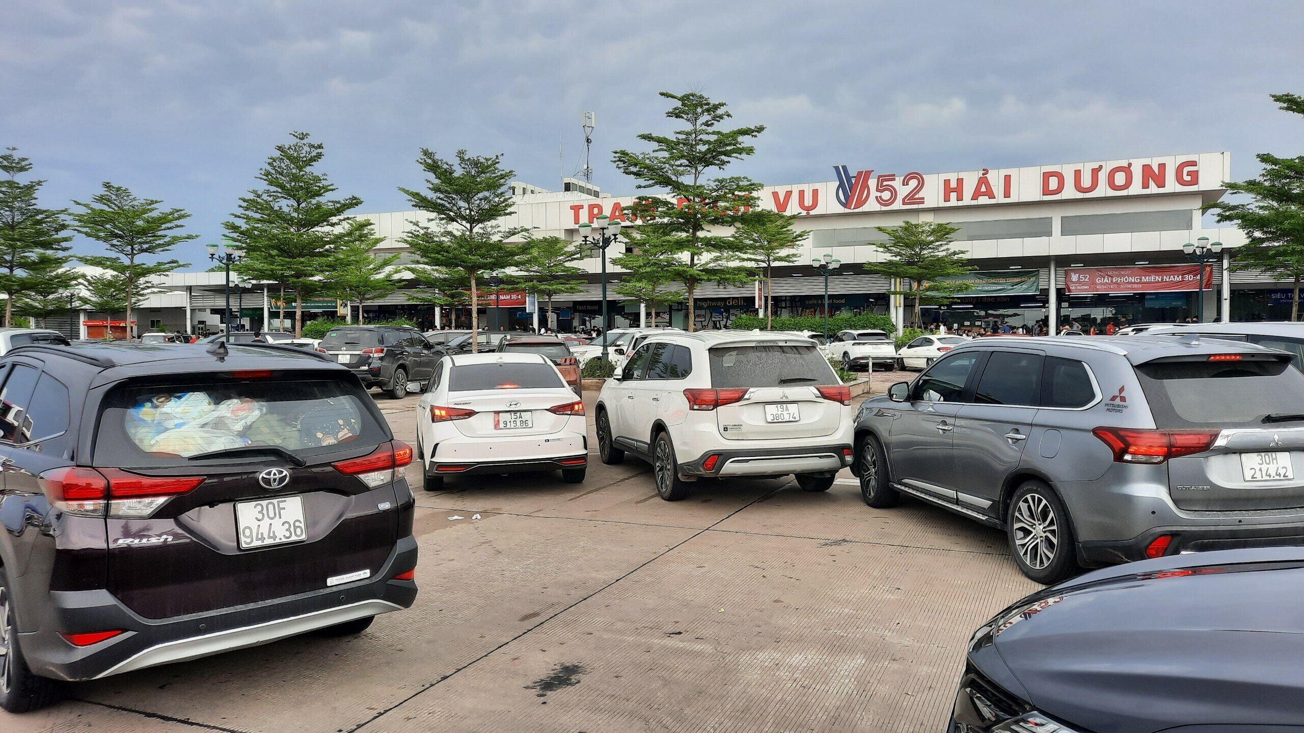 Tại các trạm dừng nghỉ trên cao tốc Hà Nội - Hải Phòng, cũng có rất đông phương tiện và người dừng nghỉ