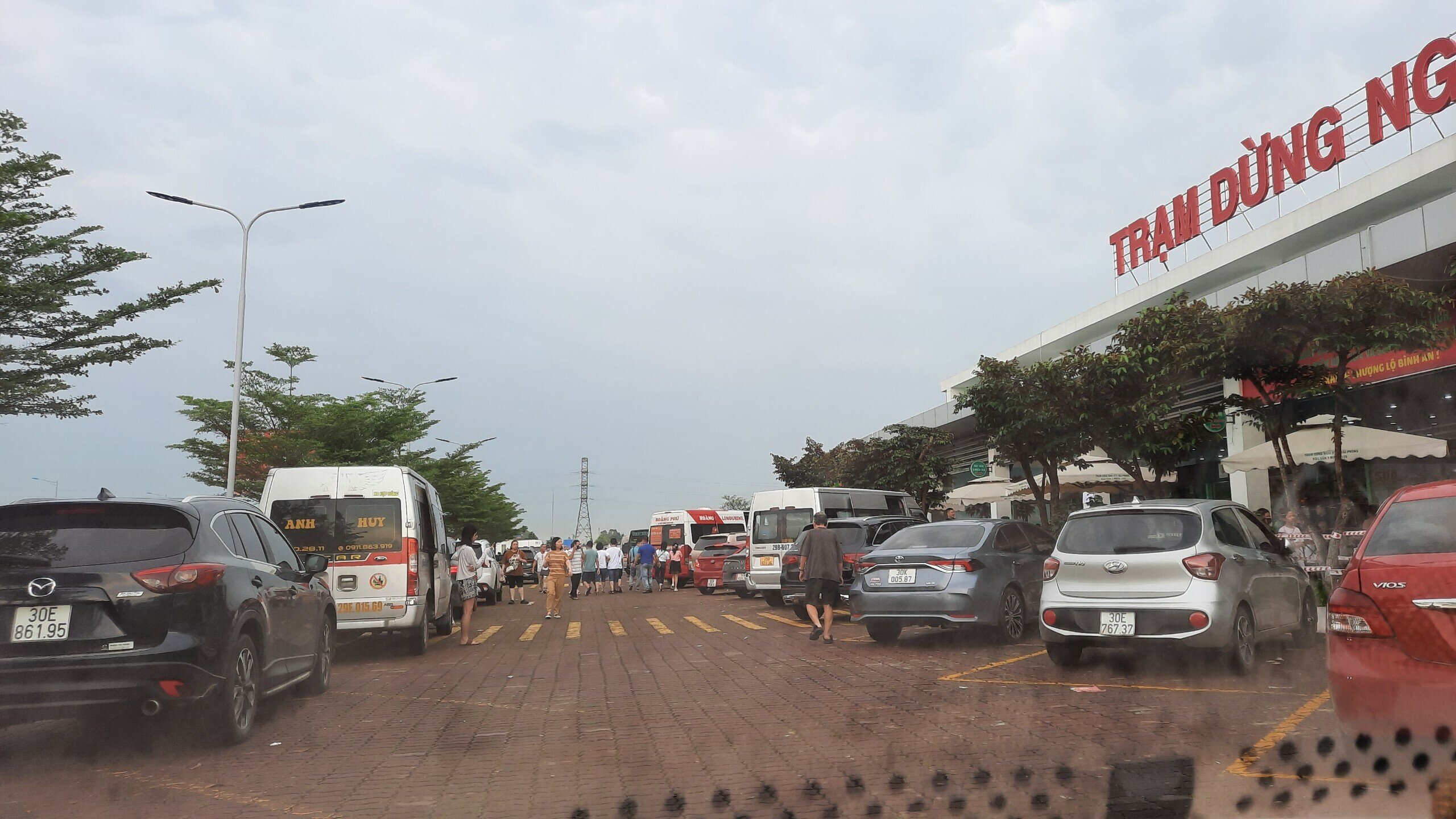 "Chúng tôi phải chờ khá lâu mới mua được đồ ăn, thức uống vì số lượng người và xe dừng ở trạm dựng nghỉ quá đông. Chưa bao giờ tôi thấy những trạm dừng nghỉ trên cao tốc Hà Nội - Hải Phòng lại đông như hôm nay", chị Vũ Hồng Loan cho hay