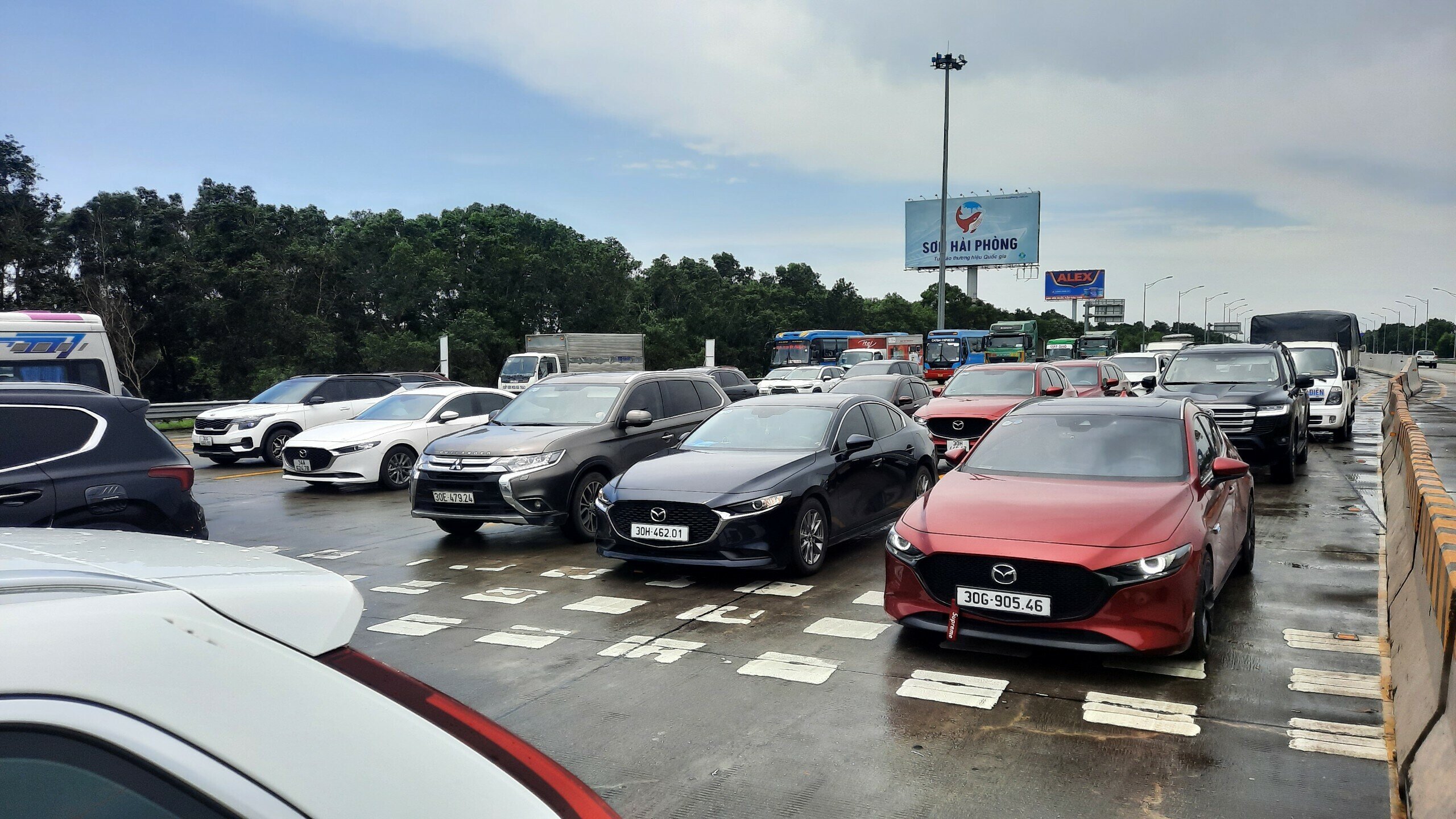 Ngay từ sáng, lưu lượng xe đổ về nhiều nên gần 10km từ đầu cầu Thanh Trì đến gần trạm thu phí của cao tốc Hà Nội - Hải Phòng đều di chuyển khó khăn