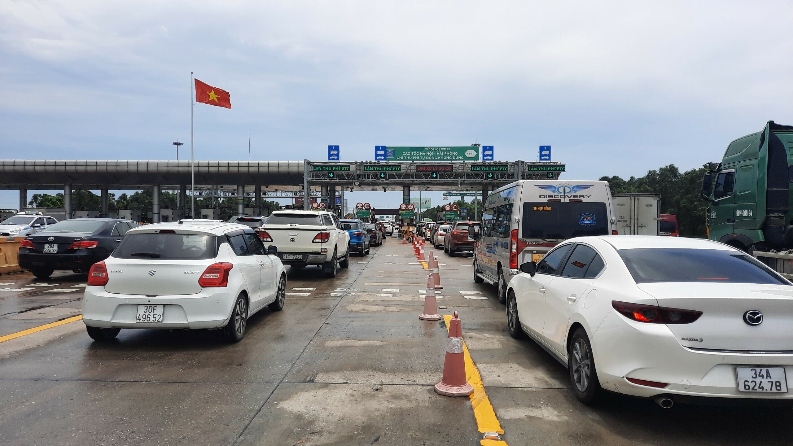 Càng về gần điểm trạm thu phí thì tốc độ của phương tiện càng chậm dần do lượng ô tô quá đông