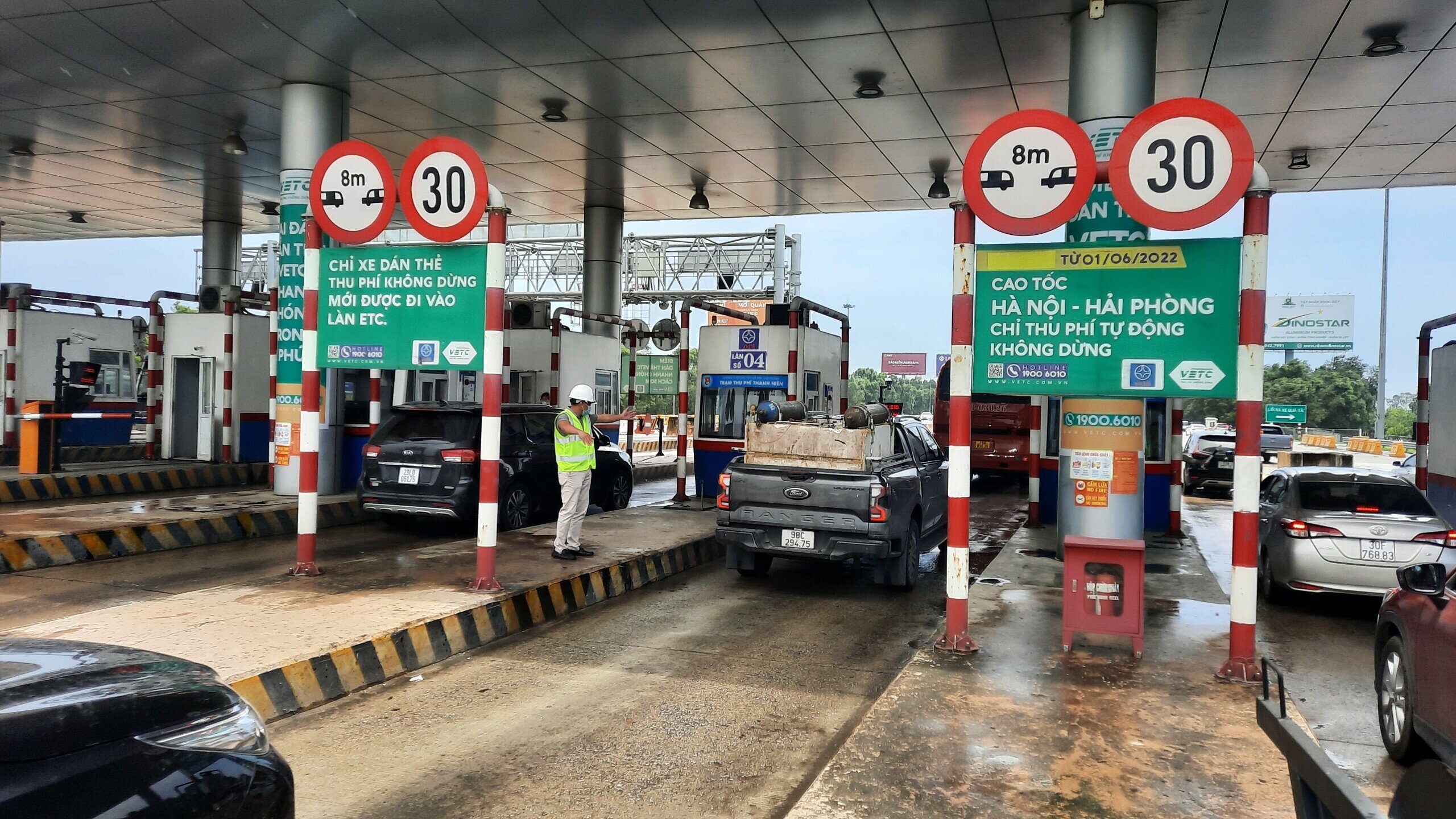 Ghi nhận thực tế của PV Báo Giao thông cho thấy, trạm thu phí không dừng ở đây vẫn hoạt động bình thường, không có sự cố nào xảy ra