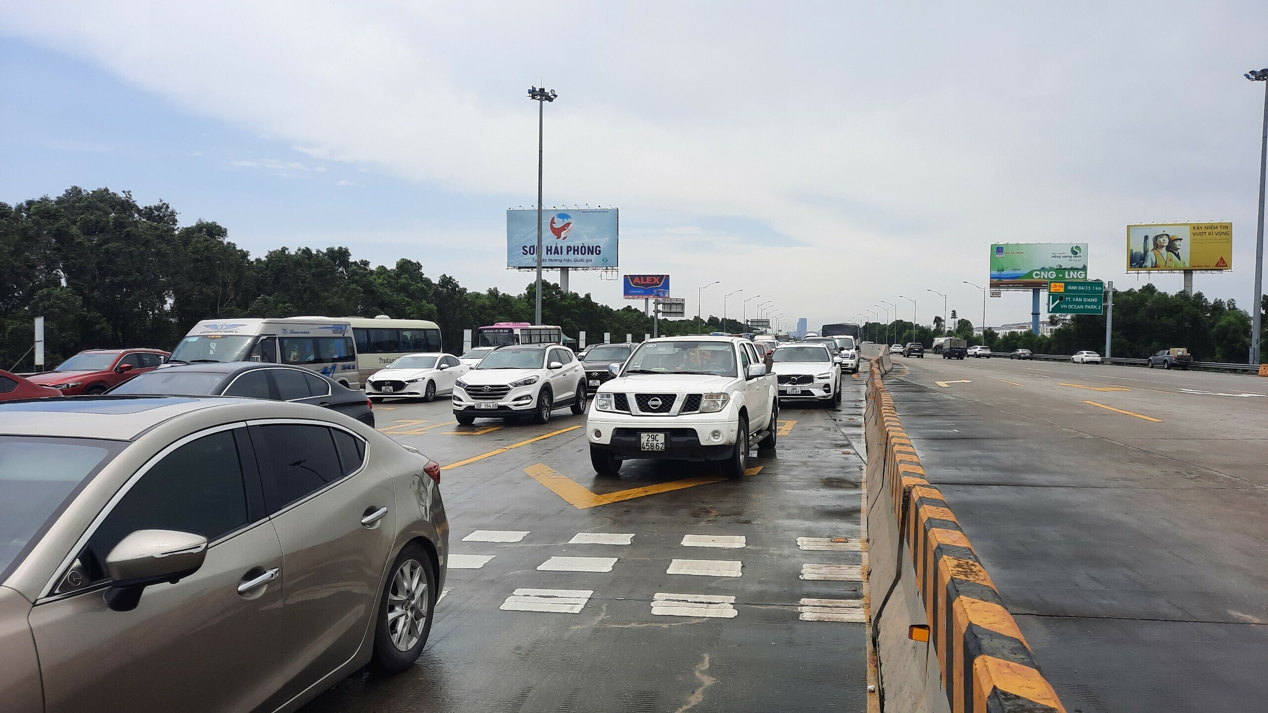 Càng về trưa, lượng phương tiện đổ về cao tốc Hà Nội - Hải Phòng càng đông, vì thế đoạn đường dẫn vào trạm thu phí ùn tắc nghiêm trọng hơn