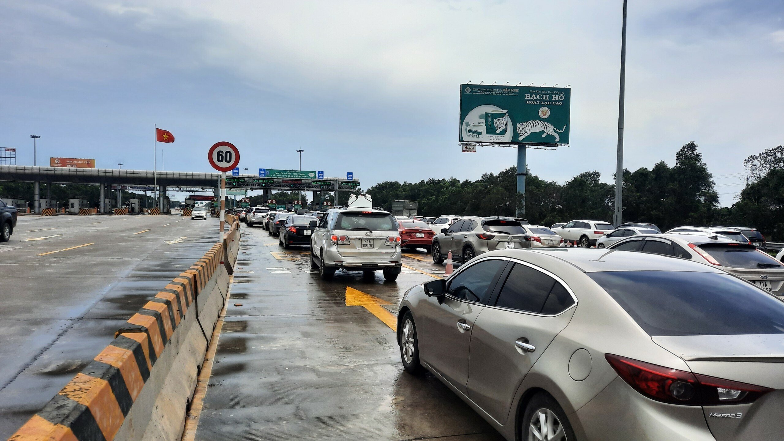 "Từ cầu Thanh Trì đi qua được trạm thu phí này tôi mất gần 2 tiếng, bình thường chỉ 15 - 20 phút là có thể qua đoạn này. Hôm nay, đoạn đường này còn đông xe hơn là dịp nghỉ Tết Nguyên đán", anh Phùng Quang Việt cho hay