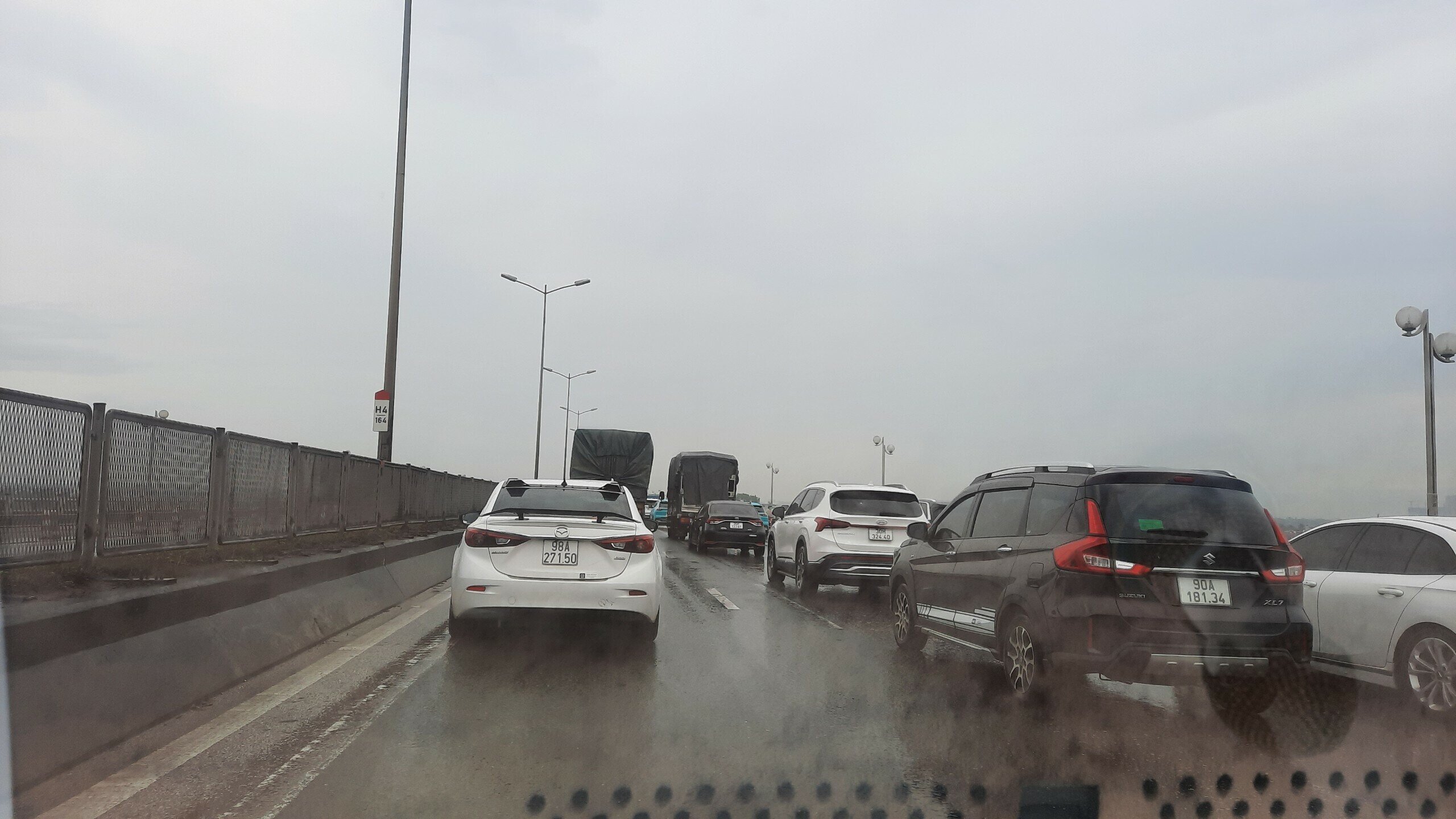 Hiện tượng ùn tắc còn xuất hiện ngay từ trên cầu Vĩnh Tuy chiều hướng về cao tốc Hà Nội - Hải Phòng