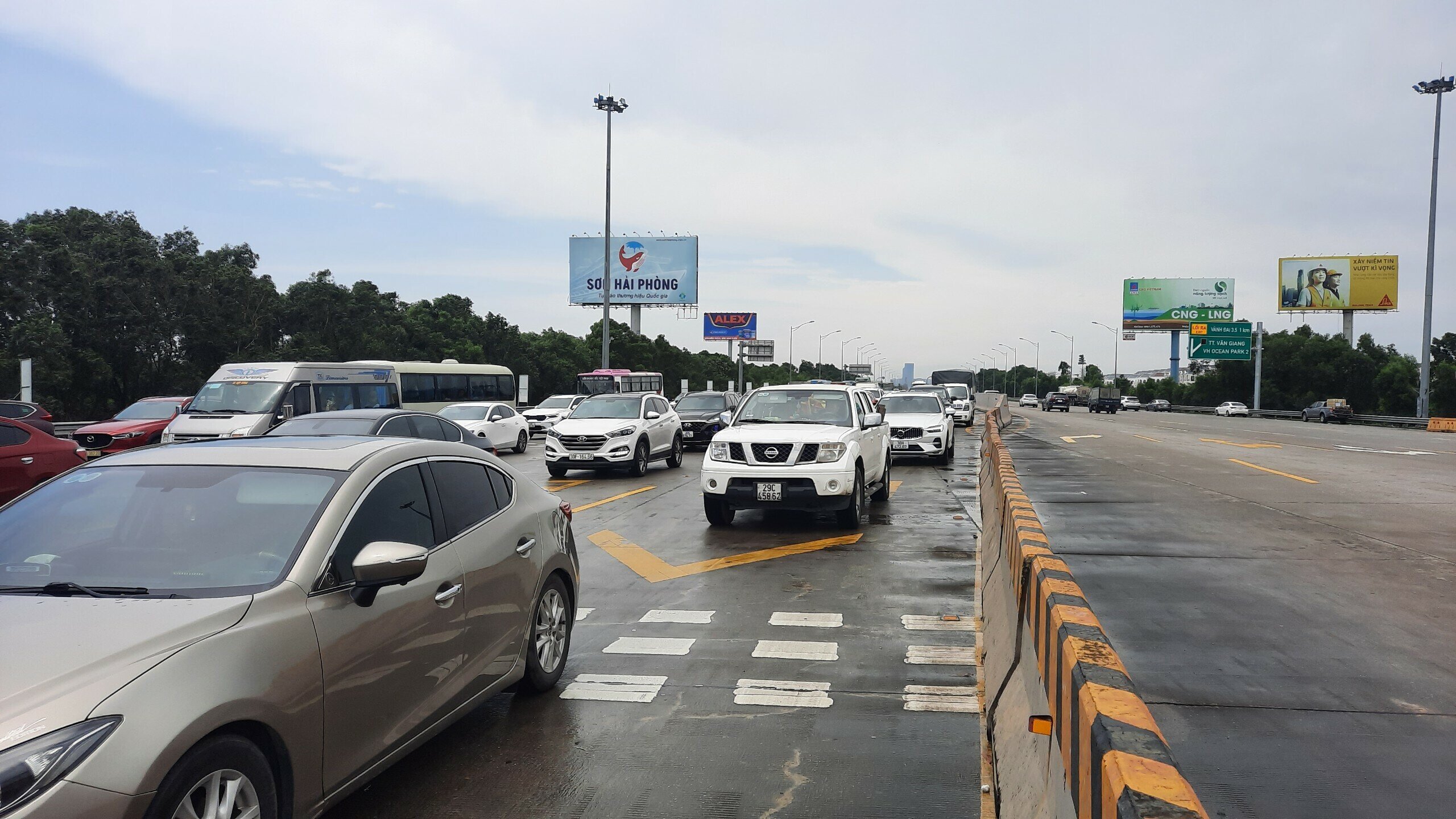 Ông Lê Văn Hùng, Trạm trưởng trạm thu phí đầu tuyến cao tốc Hà Nội - Hải Phòng cho biết, hiện tượng đông ở đường dẫn vào trạm thu phí xuất hiện từ chiều hôm qua đến hôm nay