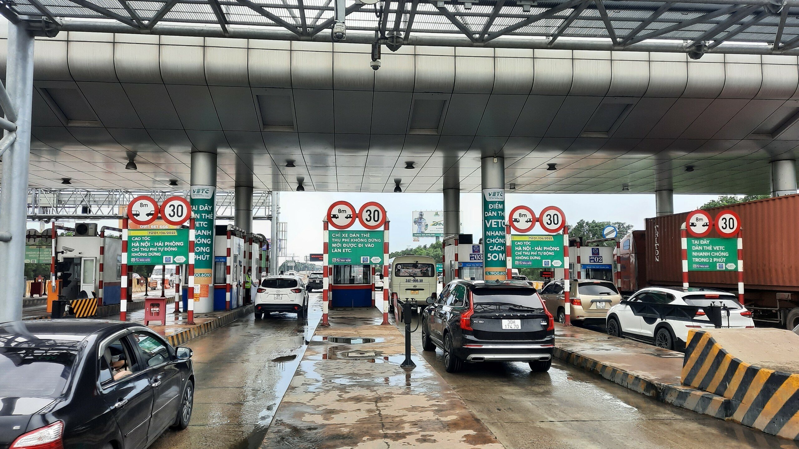 "Hệ thống thu phí không dừng vẫn hoạt động thông suốt, không có sự cố gì. Việc ùn tắc ở đường dẫn vào trạm là do lượng xe đổ về đây quá đông", ông Hùng cho biết