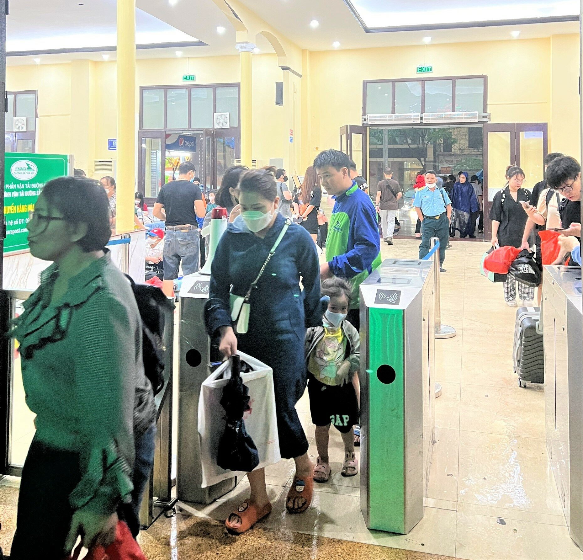 Do giãn cách giữa các chuyến tàu xa, khoảng 1 giờ, nhà ga lại mở cửa đón khách sớm nên hành khách đến là vào ga, lên tàu luôn, không phải chờ đợi
