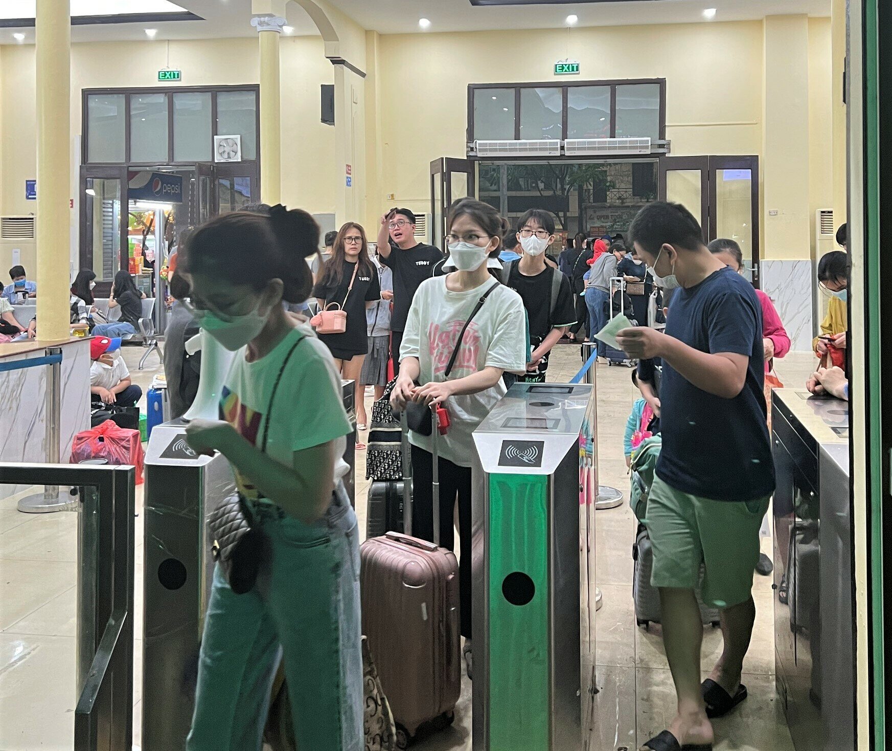Hành khách qua cửa soát vé thuận lợi