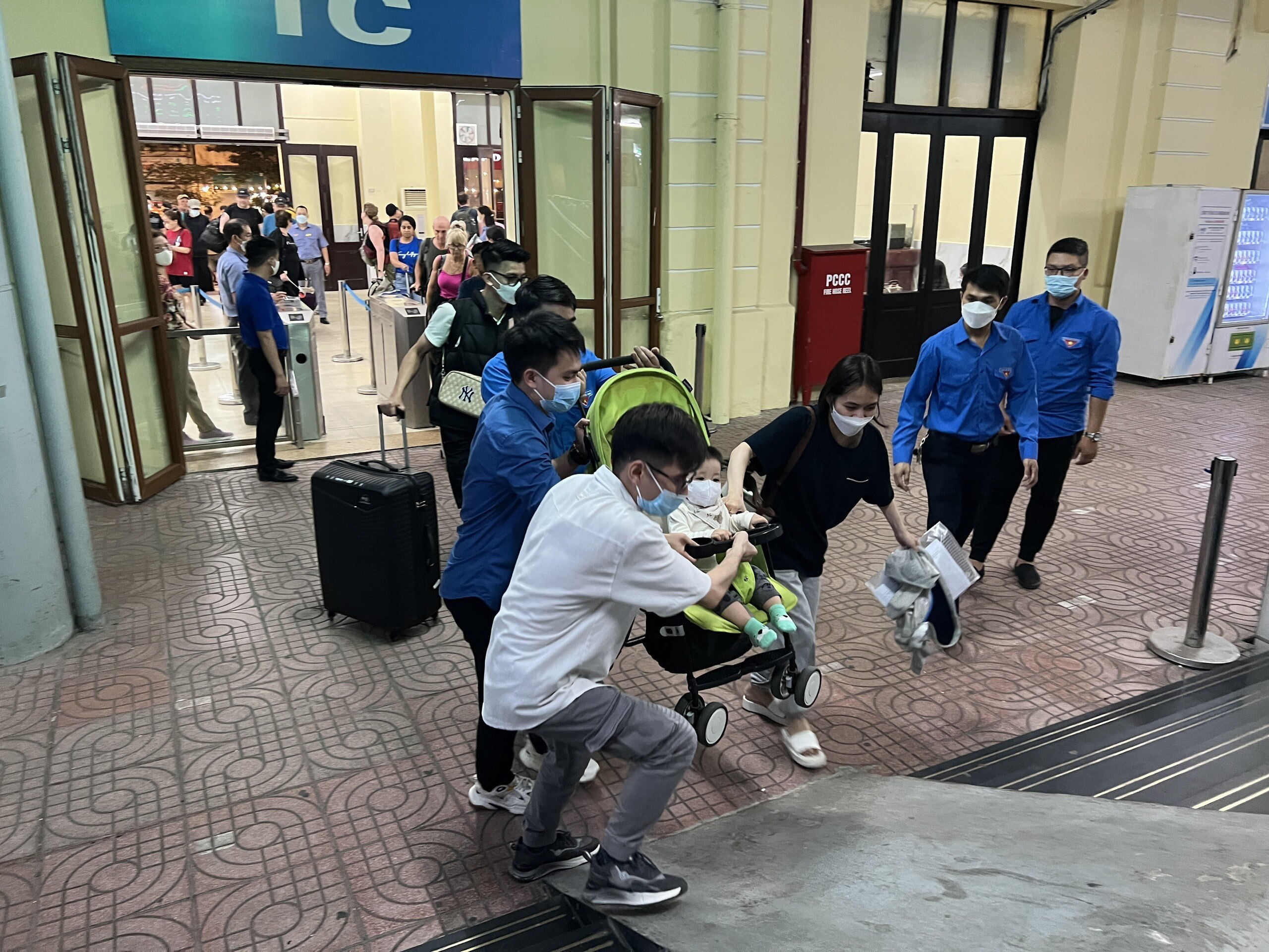 Đường sắt bố trí các nhân viên, đoàn viên thanh niên hỗ trợ hành khách, nhất là các hành khách nhiều hành lý lỉnh kỉnh, có con nhỏ
