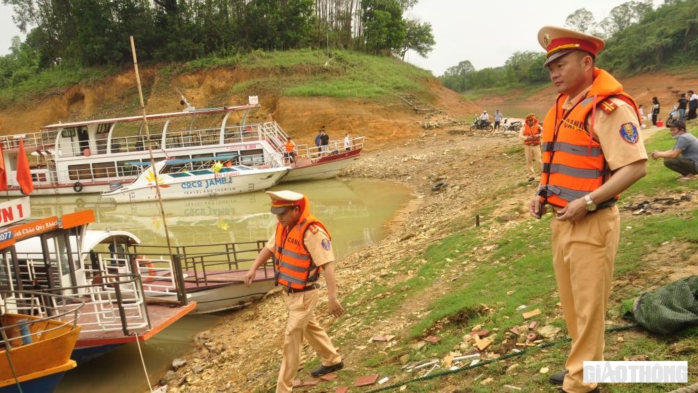 Từ 8h sáng 29/4, Tổ công tác Đội CSGT đường thủy, Phòng CSGT, bắt đầu làm nhiệm vụ kiểm soát vi phạm nồng độ cồn với người điều khiển tàu, thuyền chở khách du lịch và tàu chở hàng hóa trên vùng hồ Thác Bà