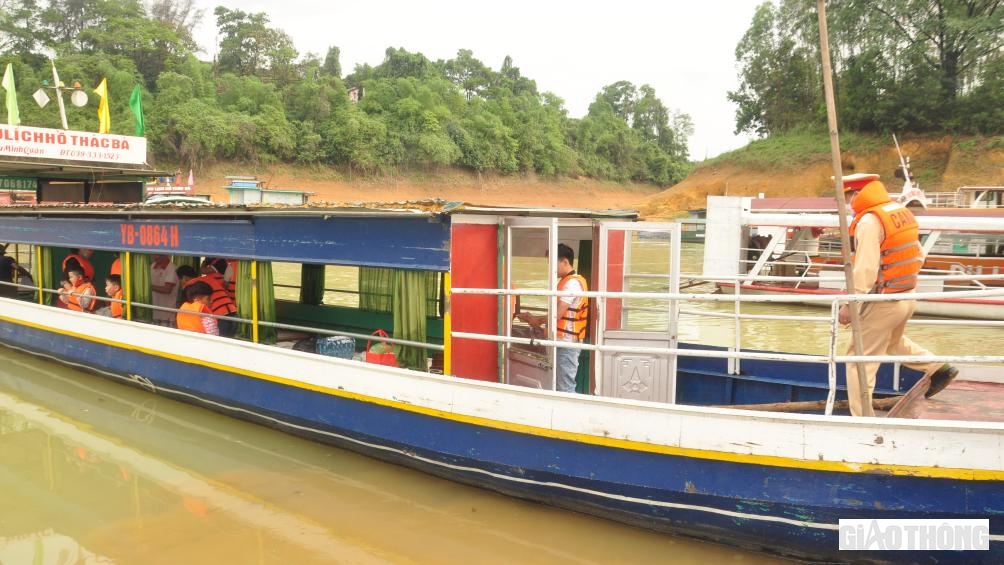 Kỳ nghỉ lễ 30/4, 1/5 và Giỗ Tổ Hùng Vương năm nay, người dân được nghỉ 5 ngày liên tiếp, do đó nhu cầu đi du lịch tăng cao