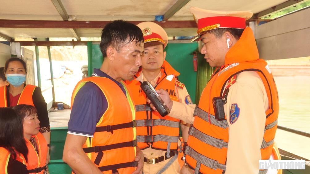 Để đảm bảo trật tự ATGT trên tuyến đường thủy, Đội CSGT đường thủy Công an tỉnh phối hợp với Cảng vụ Đường thủy nội địa tuần tra, kiểm soát nhằm kịp thời phát hiện những vi phạm như: Phương tiện chở quá tải, chở quá số người quy định; không đăng ký, đăng kiểm; người điều khiển phương tiện không có bằng, chứng chỉ chuyên môn theo quy định; không trang bị đầy đủ phao cứu sinh cứu đắm, người điều khiển phương tiện vi phạm nồng độ cồn…
