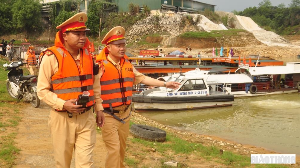 Thực hiện Kế hoạch số 27, Kế hoạch số 28 của Công an tỉnh Yên Bái, ngay trong ngày đầu tiên của kỳ nghỉ lễ 30/4, 1/5 và Giỗ Tổ Hùng Vương, Đội CSGT đường thủy Công an tỉnh phối hợp với Cảng vụ Đường thủy nội địa ra quân kiểm tra các bến, tàu chở khách, tăng cường tuần tra, kiểm soát, đảm bảo ATGT trên hồ Thác Bà dịp nghỉ lễ này