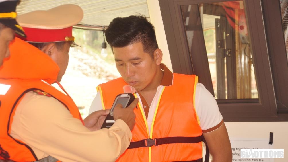Tất cả thuyền viên các tàu hoạt động trên hồ Thác Bà đều được kiểm tra nồng độ cồn