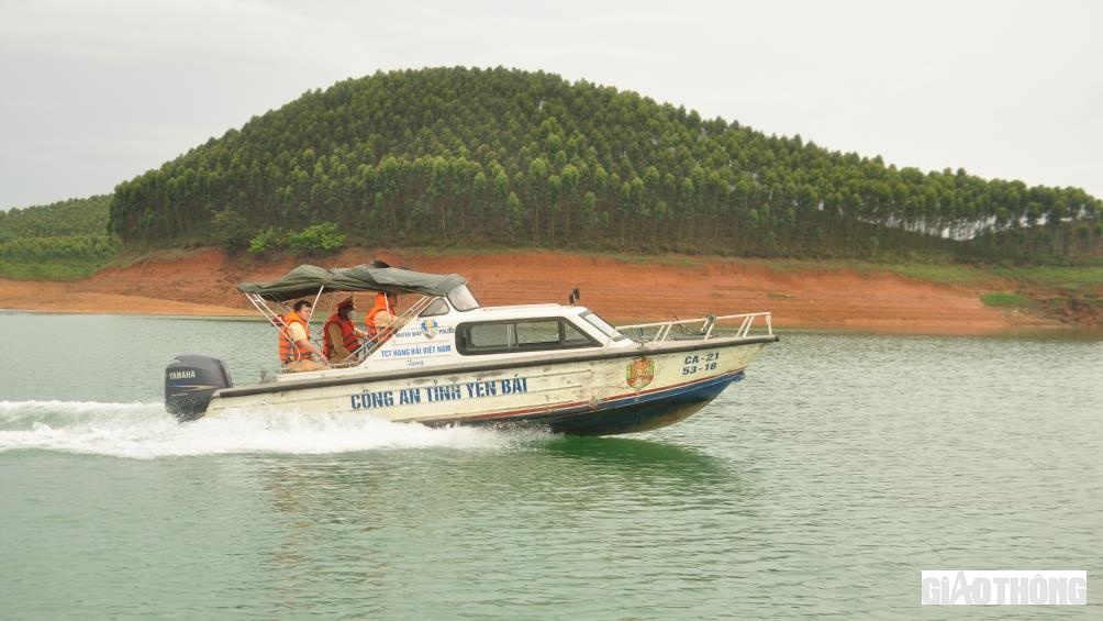 Hai ca nô và 1 tàu của lực lượng tuần tra cơ động trên hồ để kiểm tra các phương tiện thủy qua lại