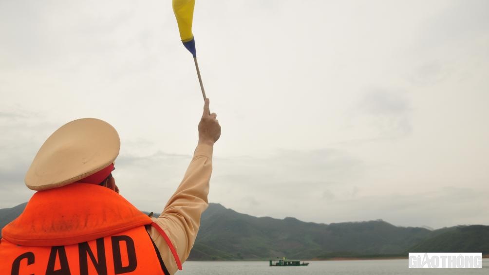 Đến 9h30, lực lượng CSGT ra tín hiệu dừng tàu mang biển số YB- 0078H để kiểm tra
