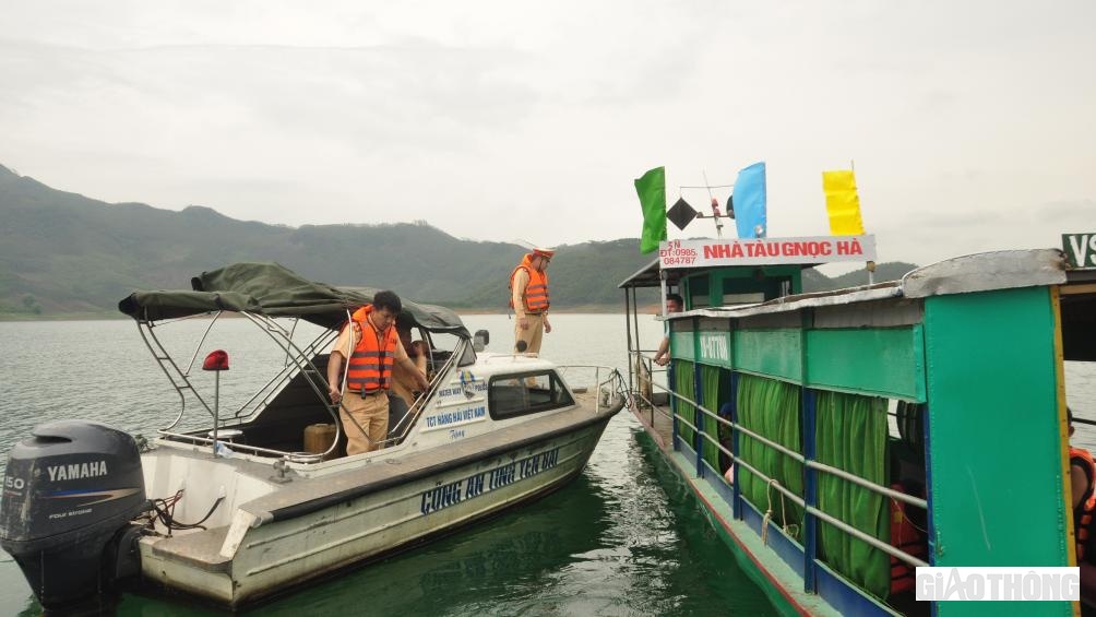 Quá trình kiểm tra, lực lượng CSGT phát hiện 4 hành khách trên tàu không mặc áo phao và dụng cụ nổi nên đã nhắc nhở đối với lái tàu và hành khách