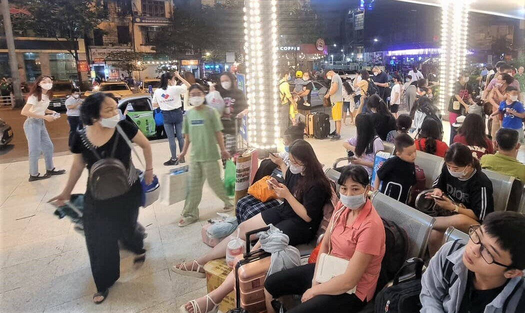Còn tối qua (28/4), trước kì nghỉ lễ, tại ga Hà Nội, đường sắt tổ chức chạy khoảng 15 chuyến tàu đi các tuyến, bao gồm tàu tăng cường. Các chuyến tàu cũng cạn sạch vé. (Ảnh: Nhiều khách lo nhỡ tàu nên đến sớm đợi)