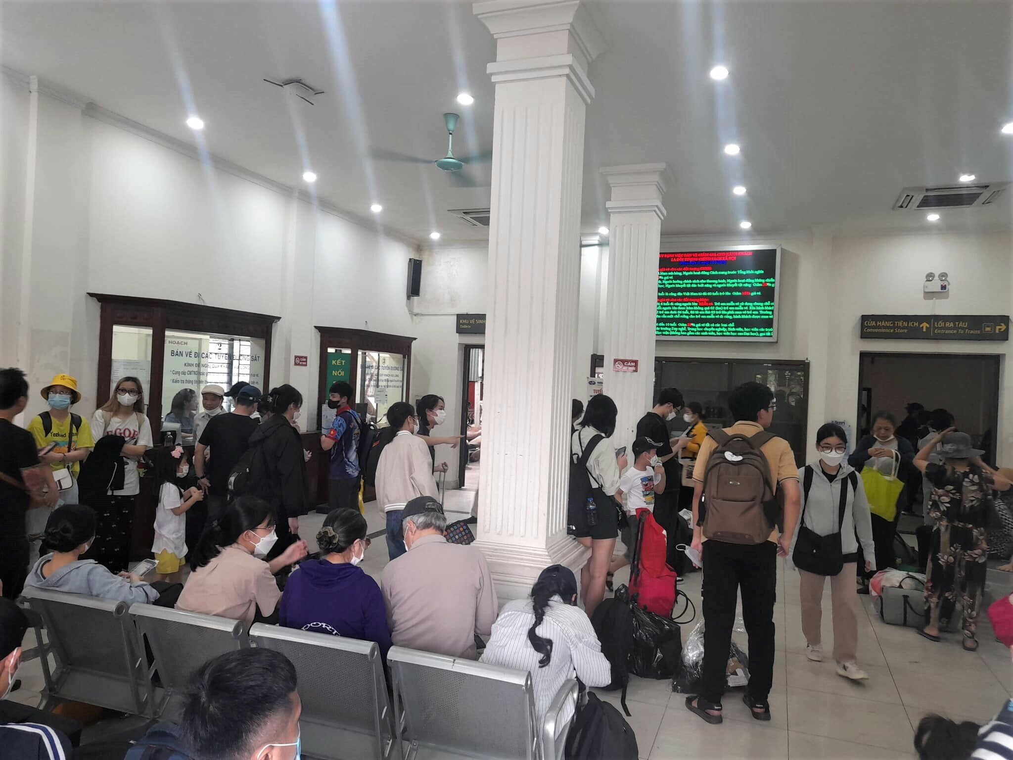 Tại ga Long Biên, khách đi tàu Hải Phòng rất đông, chờ tàu xuất phát ga Hà Nội đến đón. Ngày thường, các chuyến tàu Hà Nội - Hải Phòng xuất phát và kết thúc tại ga Long Biên, ngày lễ được phép đón, trả khách tại ga Hà Nội