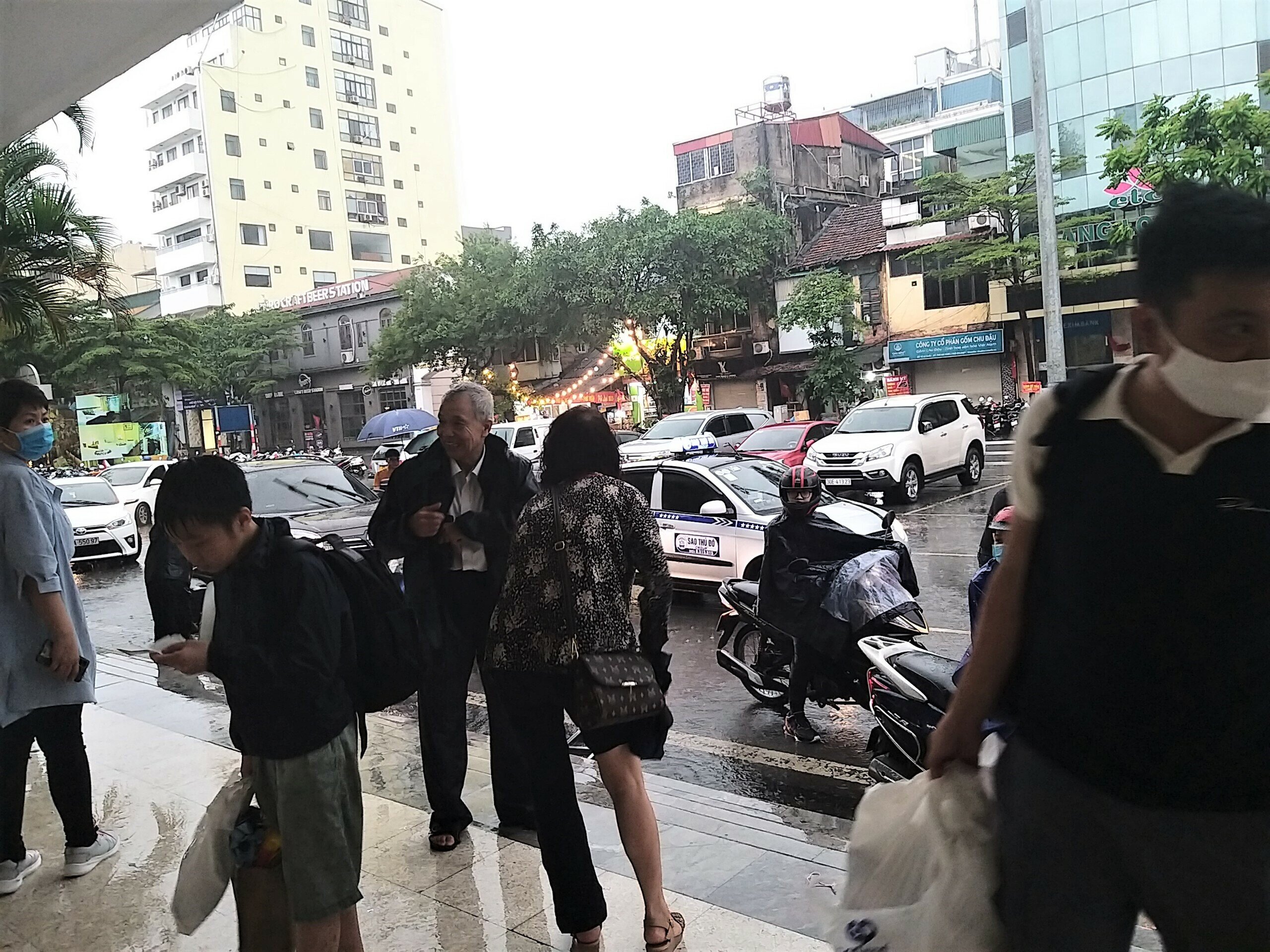 Tổng công ty Đường sắt VN cho biết, để phục vụ hành khách đi lại bằng tàu hỏa tăng cao dịp này, ngoài duy trì chạy hàng ngày các đôi tàu khách trên các tuyến, đường sắt tổ chức chạy tăng cường 56 đoàn tàu trong dịp này. Riêng tại ga Hà Nội sáng nay có 6 chuyến tàu xuất phát đi các tỉnh tuyến phía Nam, tàu đi Thanh Hóa, Hải Phòng. (Ảnh: Hành khách ướt lướt thướt nhưng đến ga kịp giờ chuyến tàu sáng)