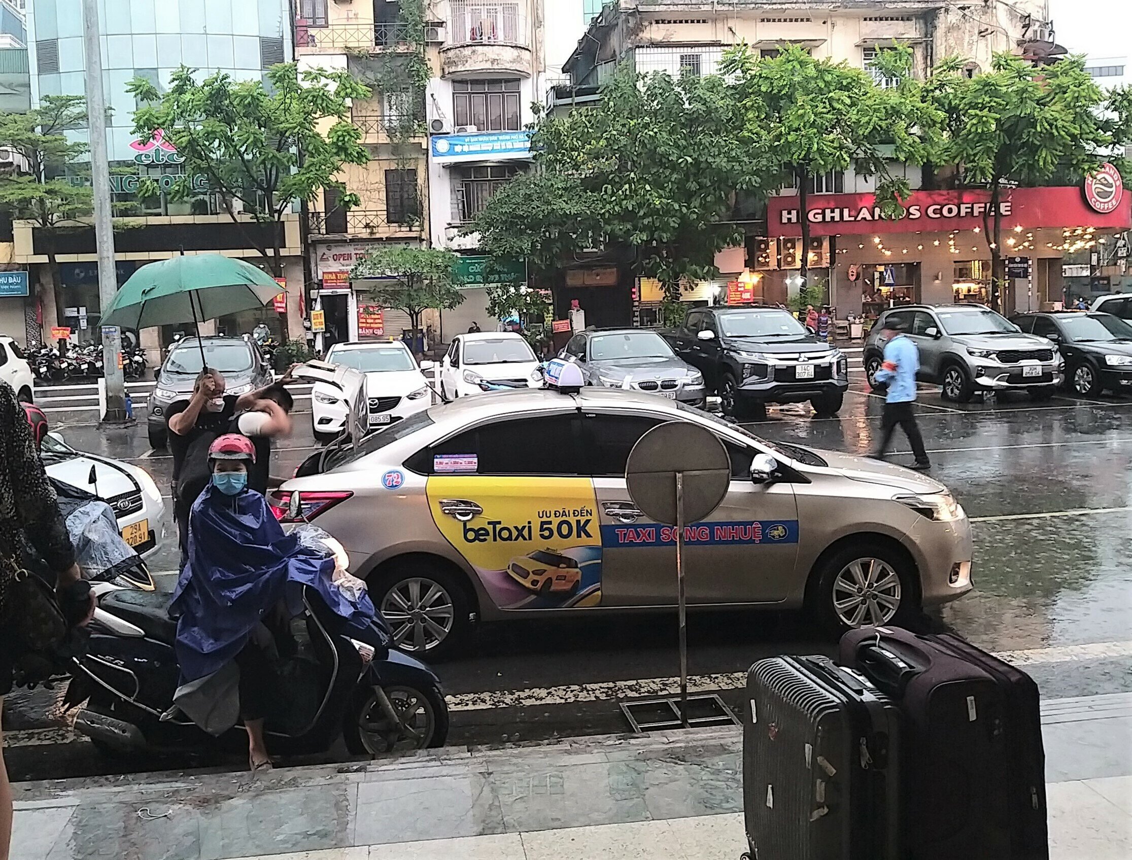 Sáng nay (29/4), ngày đầu tiên kì nghỉ lễ Giỗ tổ Hùng Vương, 30/4 và 1/5 kéo dài 5 ngày nhưng trời bất ngờ đổ mưa to. Mặc dù vậy, người dân vẫn đổ về ga đi tàu về quê, thăm thân