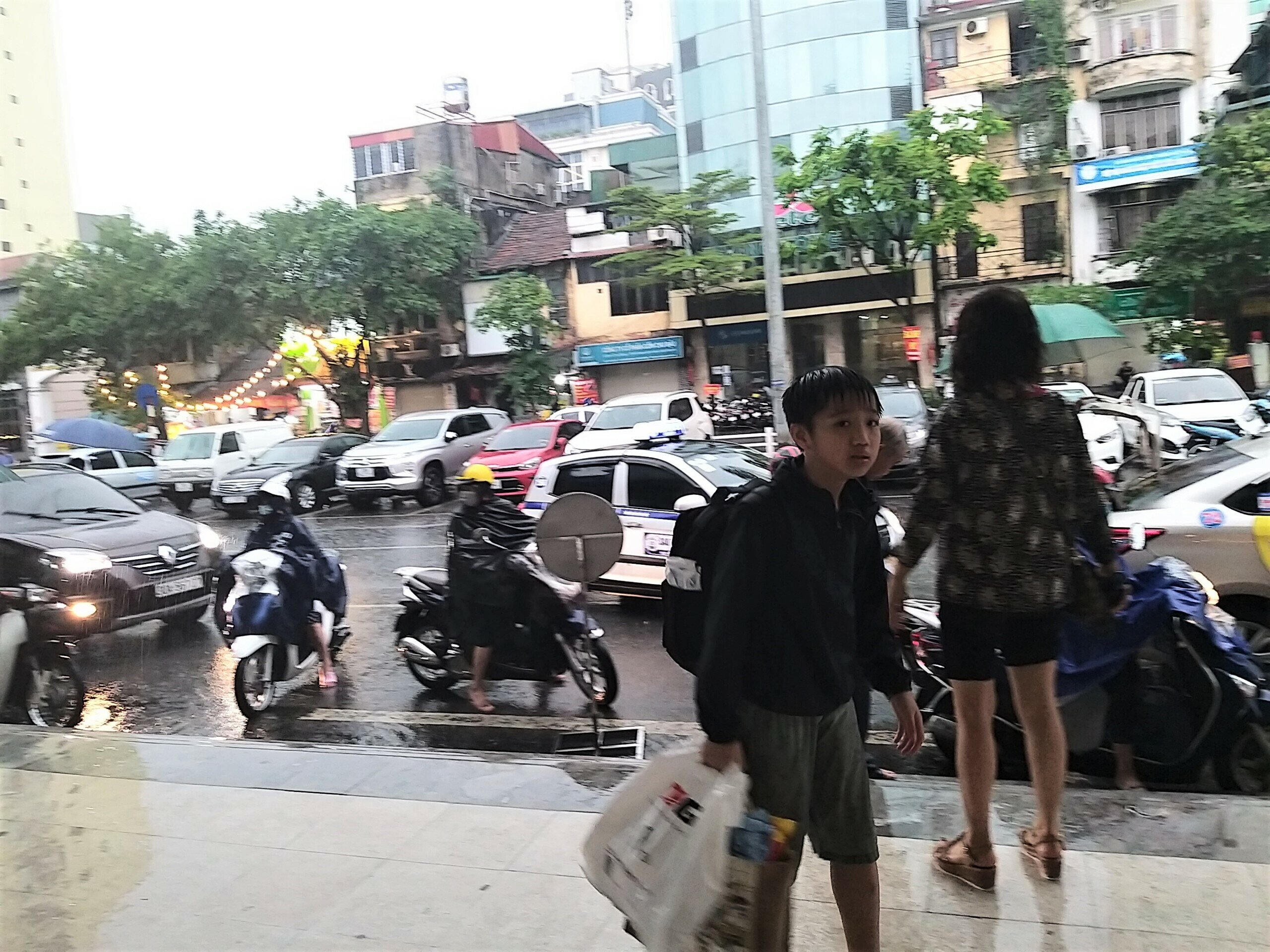 Hành khách nhí theo gia đình đi tàu