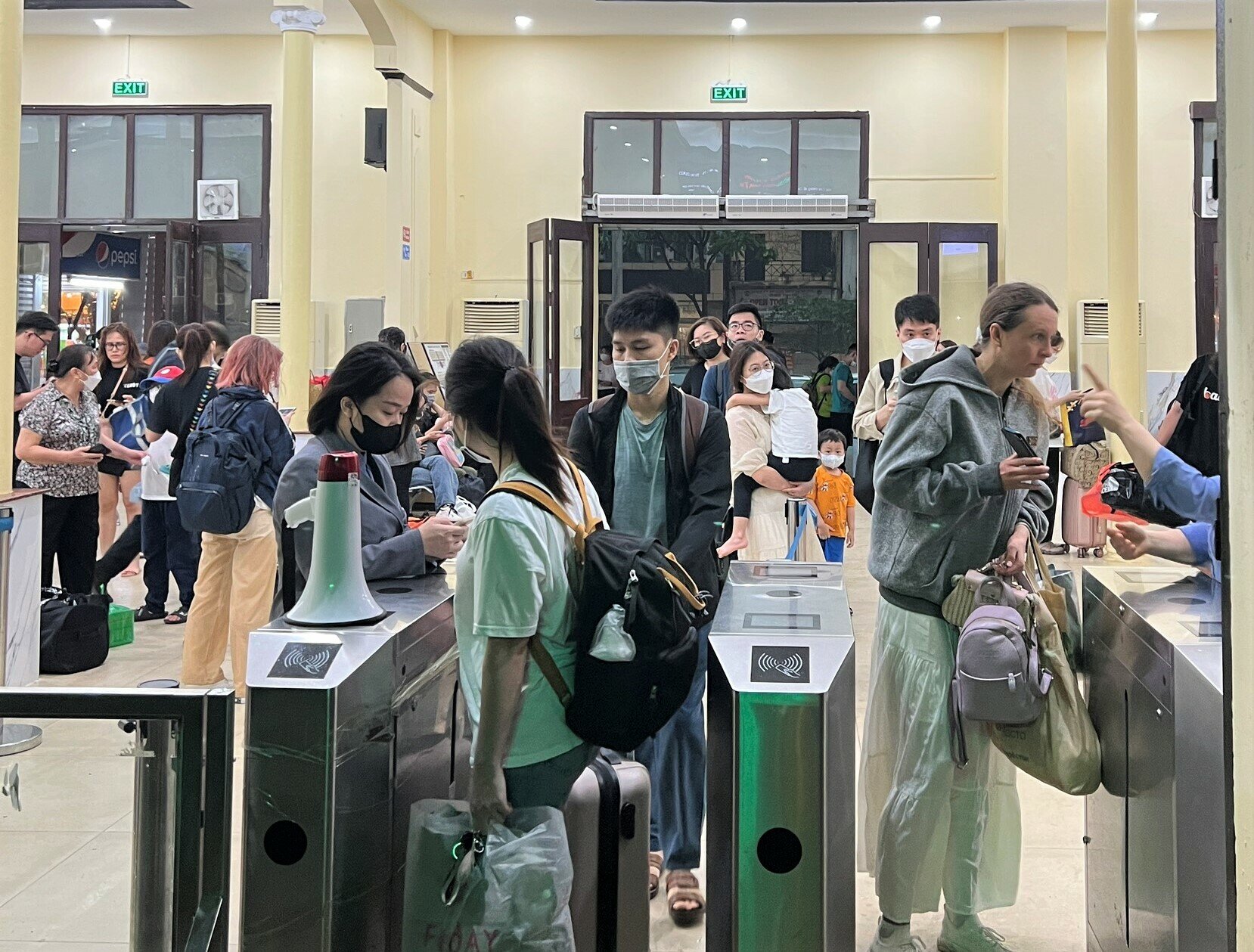 Các chuyến tàu đều hết sạch vé, bao gồm cả ghế phụ. Đặc biệt tàu khu đoạn Thanh Hóa, Hải Phòng như TH1, LP3 xuất phát sáng nay lên đến hơn 1.000 hành khách nhưng vẫn đông kín. (Ảnh: Hành khách tiếp tục đổ về ga, đường sắt bố trí nhiều nhân viên hướng dẫn, soát vé nên không ùn ứ)