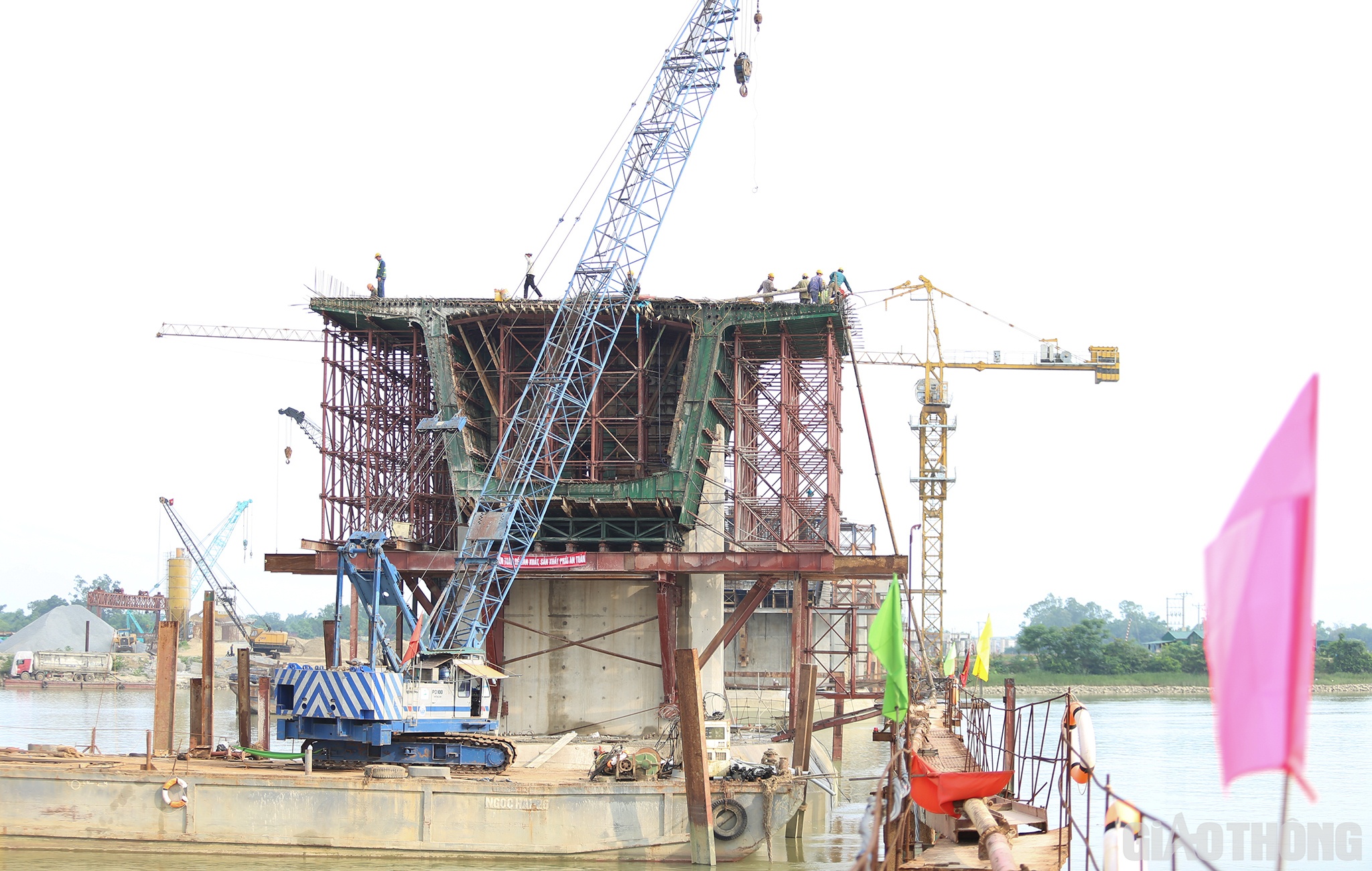 Bên cạnh những kết quả đạt được, đến nay dự án còn vướng mặt bằng, chủ yếu các điểm cục bộ khu vực huyện Hưng Nguyên; 4 vị trí đường điện (1 cao thế 110KV, và 3 hạ thế, trung thế) chưa được giải phóng, di dời.