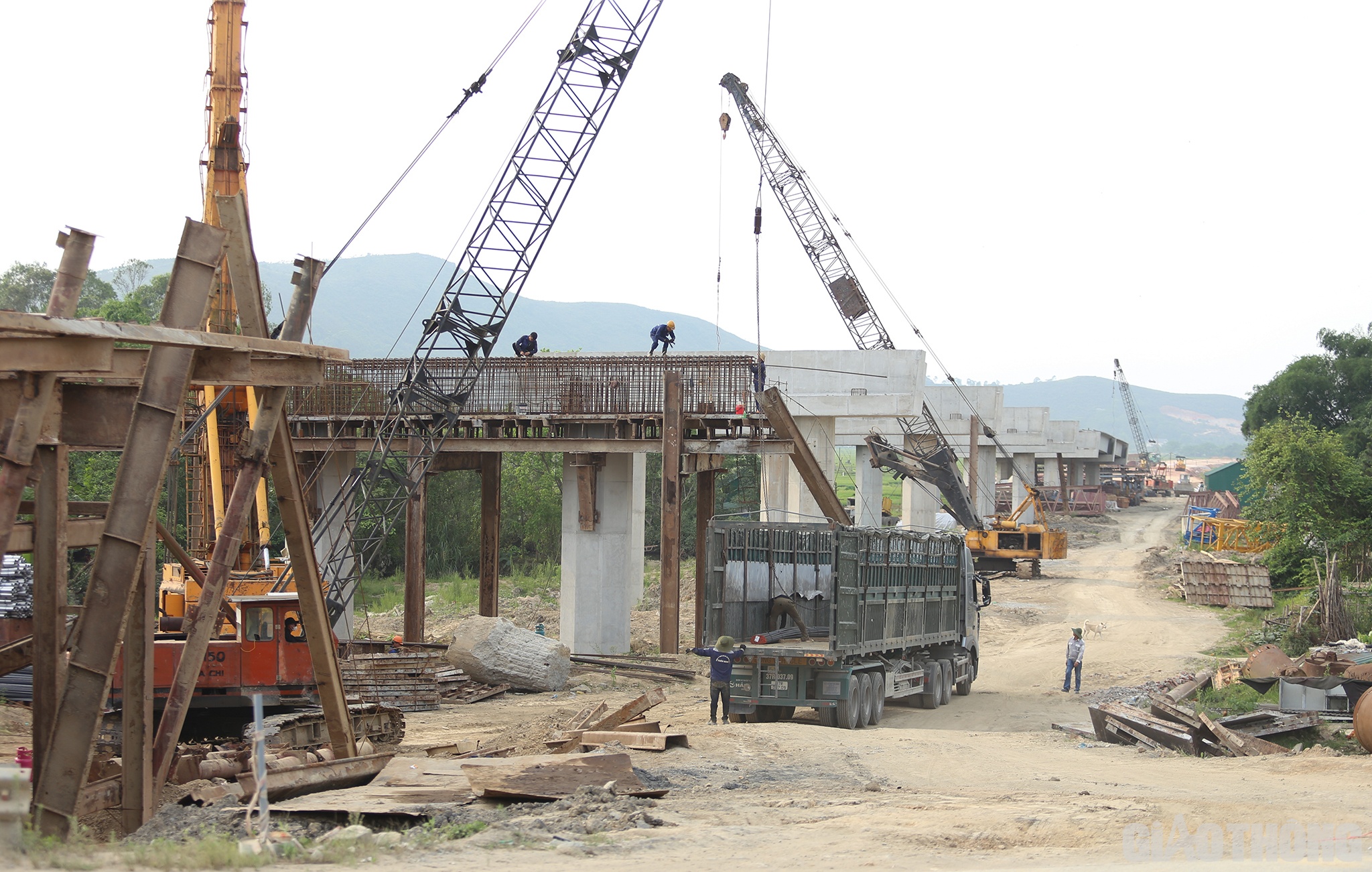 Theo Báo cáo của Công ty CP Đầu tư Phúc Thành Hưng (doanh nghiệp dự án), đến ngày 28/4/2023, các đơn vị thi công đã huy động 119 mũi thi công với 615 máy móc, thiết bị và 1.443 cán bộ, kỹ sư, công nhân. Luỹ kế sản lượng đến nay đạt 2.994,6/3.115,1 tỷ đồng, đạt 34,8% hợp đồng.