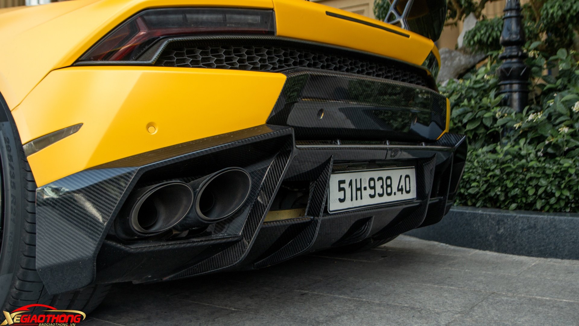 Bộ cản sau với thiết kế nhiều khe thoát gió riêng biệt kết hợp cùng cánh gió có kích thước lớn, giúp điều hòa luồng khí di chuyển dưới gầm xe được tối ưu hơn, và đảm bảo cho chiếc xe có độ ổn định chắc chắn khi di chuyển ở vận tốc cao