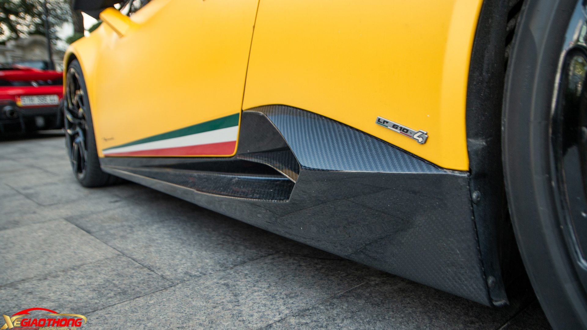 Ốp sườn cũng làm từ sợi carbon. Bên cạnh đó, chủ nhân quyết định dán decal sọc cờ Italy, quê hương của siêu bò này, và dòng chữ “Performante” ngay hốc bánh xe trước