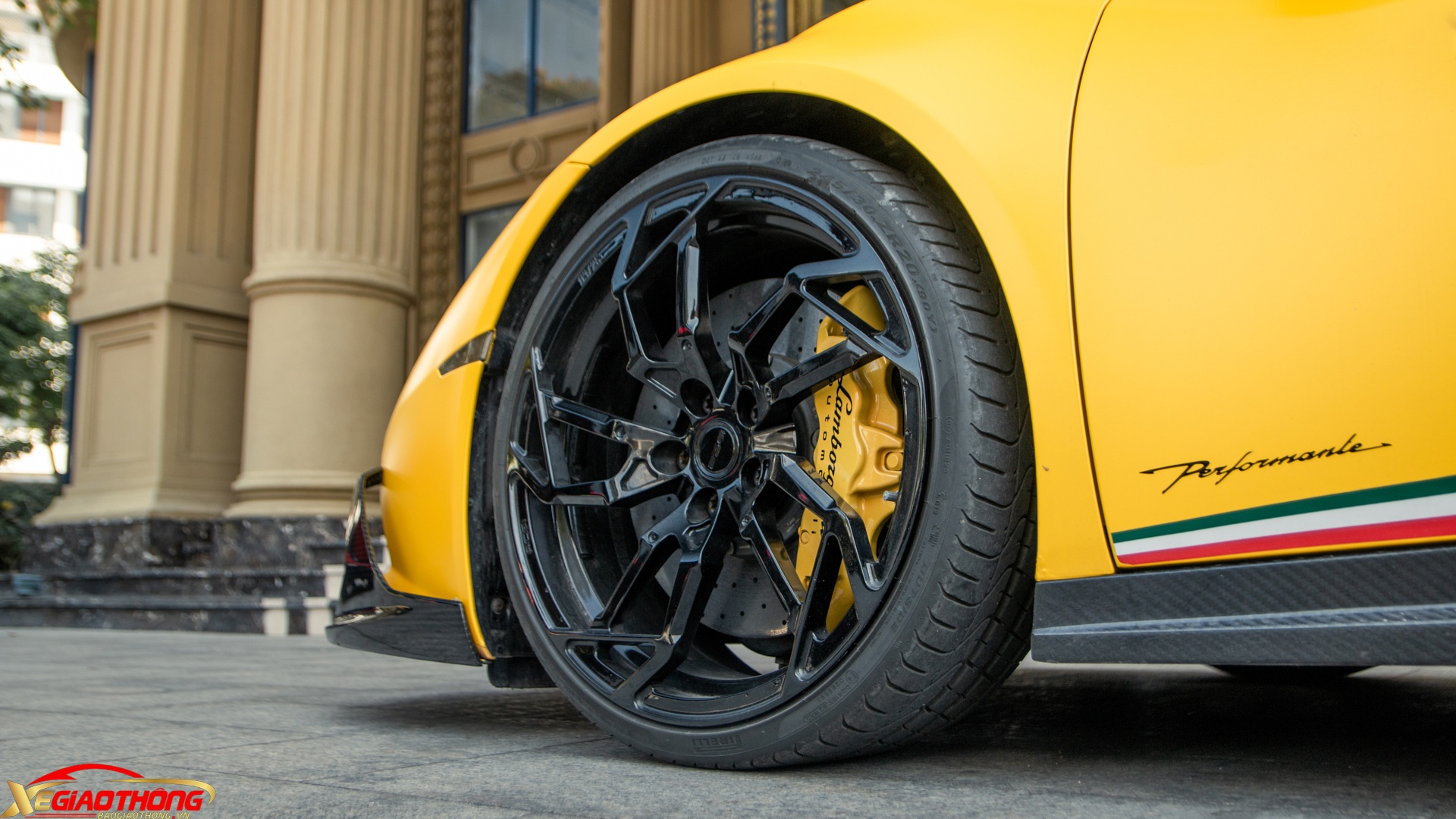 Bên cạnh gói độ của Mansory, chiếc Lamborghini Huracan LP610-4 này còn được nâng cấp bộ mâm PUR RS.05 V2 thiết kế dạng cánh quạt với phần cánh làm từ carbon, có số thứ tự 03/25. Bộ mâm đặc biệt này mang âm hưởng thiết kế từ mẫu xe đình đám Lamborghini Reventon với số lượng sản xuất chỉ 25 bộ trên toàn thế giới