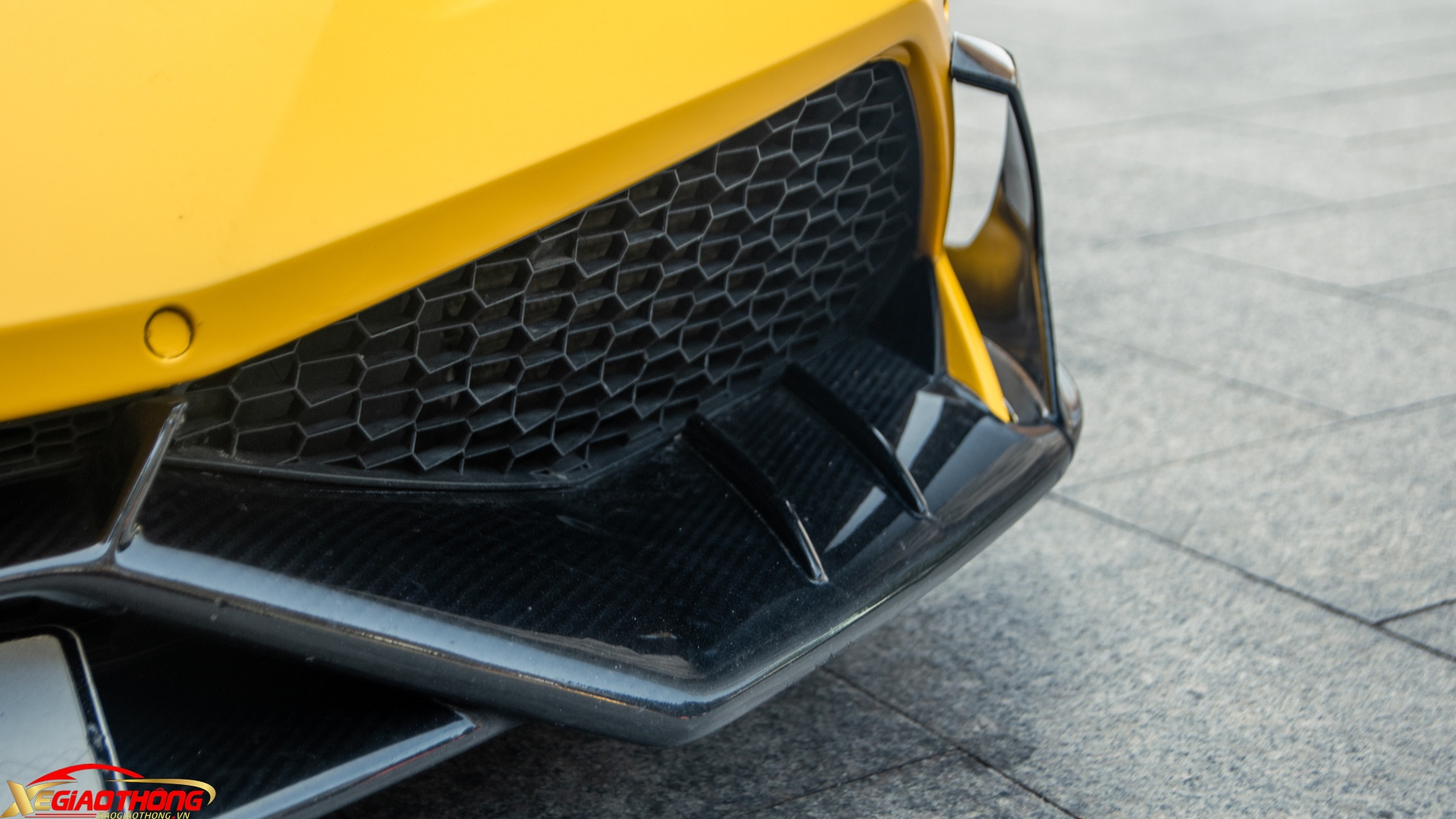 Về khí động học, việc trang bị nhiều chi tiết ốp sợi carbon sẽ góp phần giúp toàn bộ thân xe nhẹ đi đáng kể