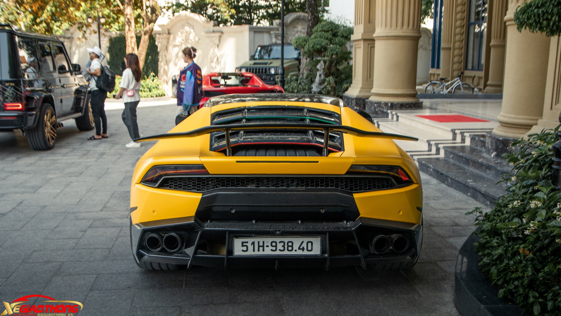 Cản sau được làm từ sợi carbon. Chủ nhân độ thêm nhiều trang bị đắt tiền khác như hệ thống ống xả từ thương hiệu Fi Exhaust, chụp pô Akrapovic. Với trang bị này, những âm thanh từ siêu phẩm Huracan vốn đã đầy phấn khích và uy lực nay còn trở nên sống động và hấp dẫn hơn nhiều lần