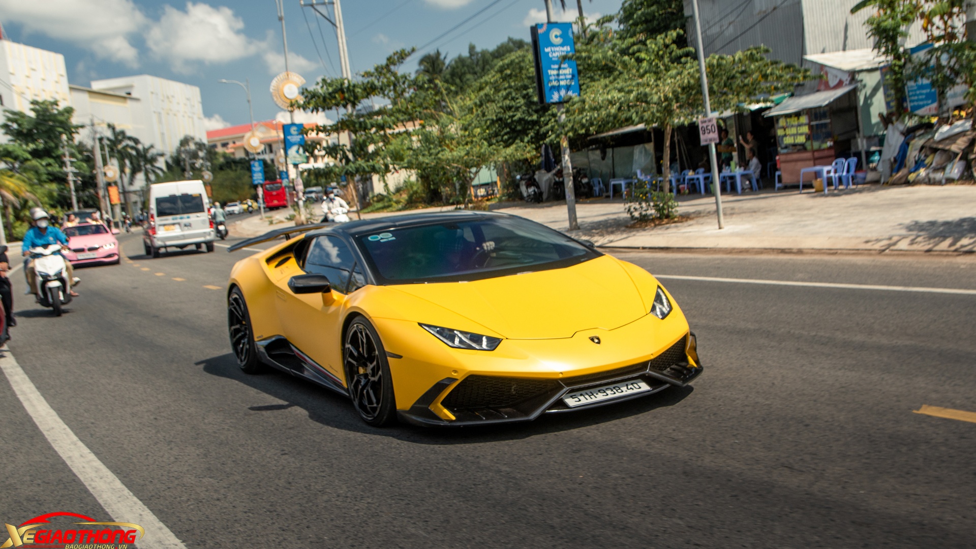 Với khối động cơ V10 5.2L cho công suất 601 mã lực và mô-men xoắn cực đại 560 Nm, chiếc Lamborghini Huracan LP610-4 dễ dàng tăng tốc từ 0-100km/h chỉ trong 3,2 giây cùng vận tốc tối đa 325km/h. Xe từng được chuyên gia nước ngoài nâng cấp động cơ để đạt công suất tối đa lên đến hơn 700 mã lực