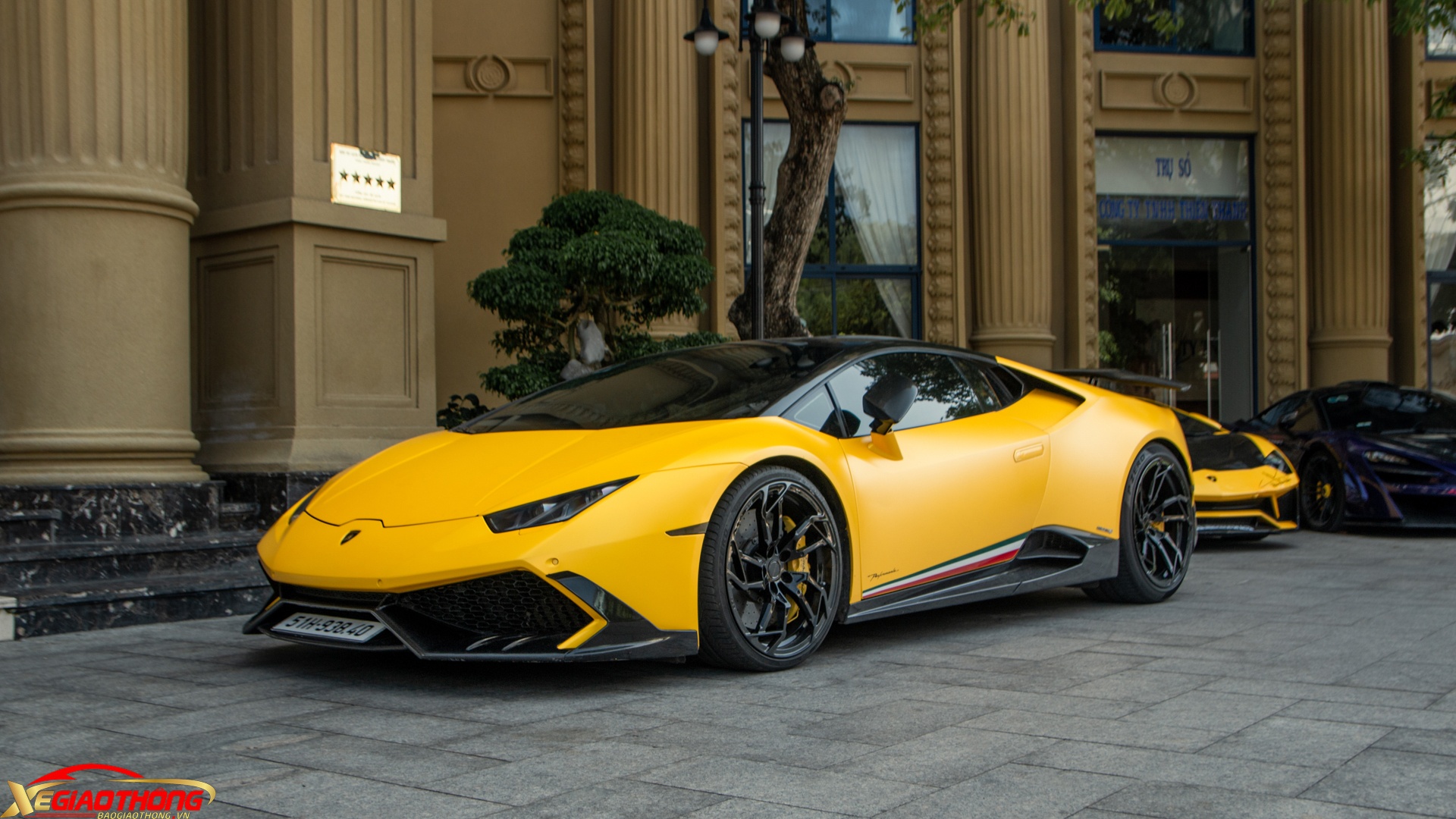 Gói độ Mansory gồm hàng loạt chi tiết sửa đổi được làm từ sợi carbon như bộ líp cản trước, 2 khe gió ở đầu xe, gương chiếu hậu, ốp sườn, cánh gió và cản sau