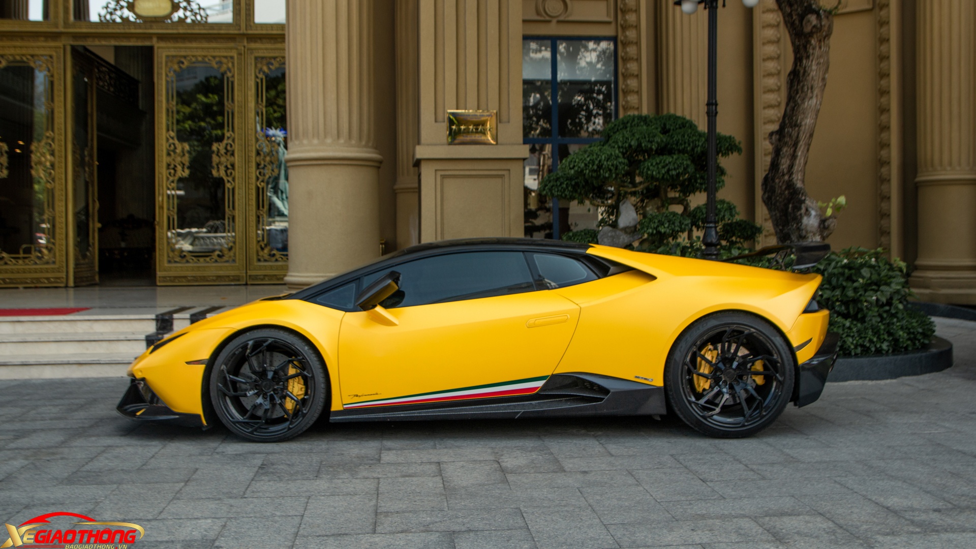 Đi kèm với bộ mâm hàng thửa này là bộ lốp hiệu suất cao Pirelli P-Zero 245/30 cho bánh trước, 325/25 cho bánh sau và cùm phanh từ gốm carbon sơn màu đen bóng đắt đỏ