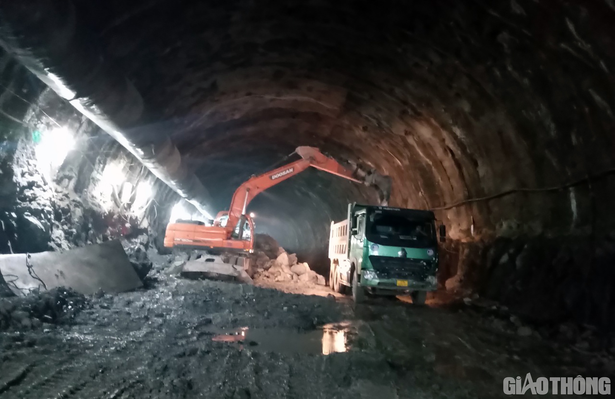 Trong khi đó, Cienco 4, bố trí 2 mũi thi công, với 26 máy móc, thiết bị và 60 kỹ sư, công nhân; đào và gia cố được 245/556m dài, lắp đặt neo được 213/550m dài.