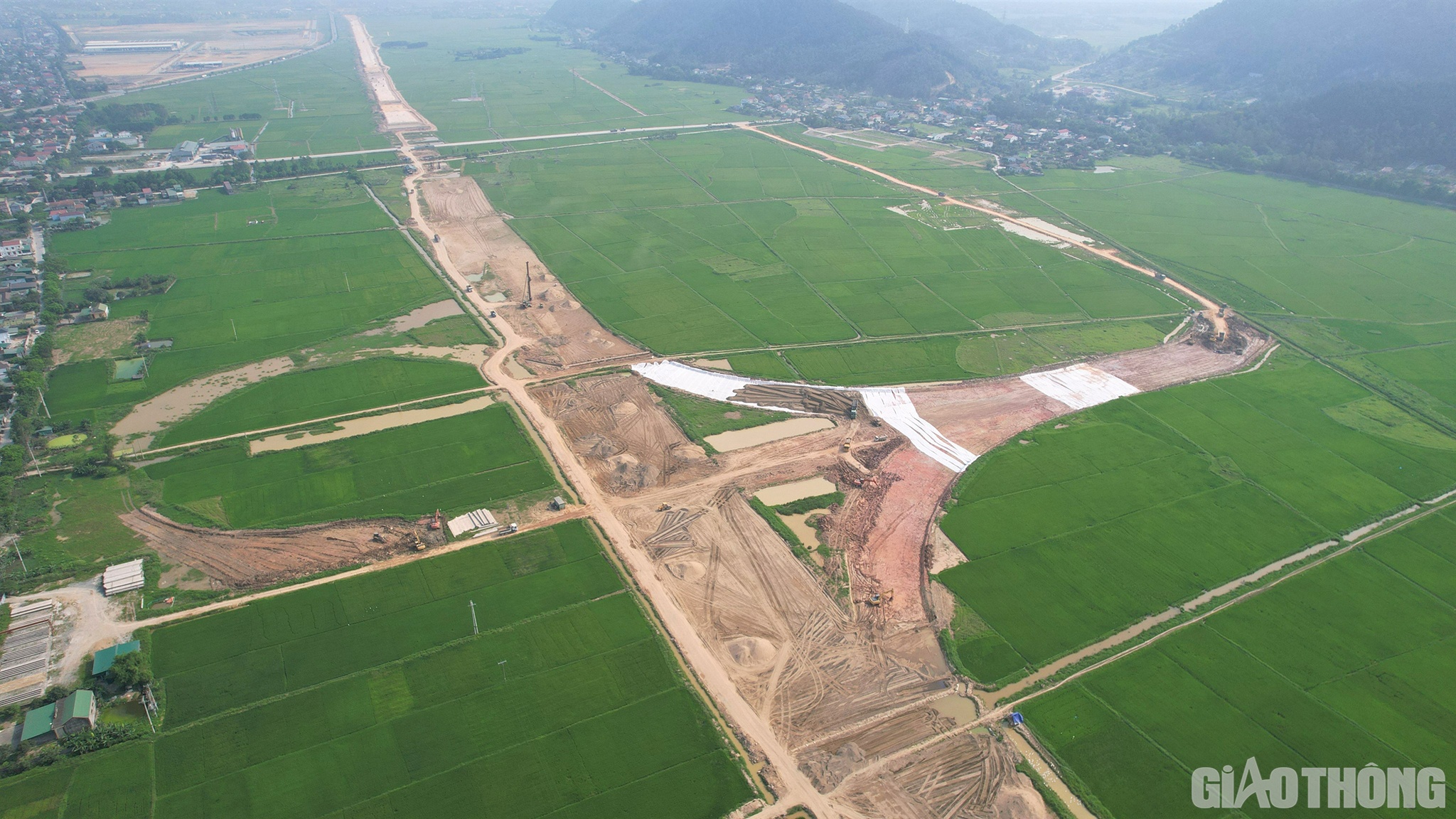Trưa ngày 29/4, trên QL1 tuyến tránh TP Vinh, người và phương tiện nối đuôi nhau bắt đầu kỳ nghỉ lễ dài ngày. Người về với gia đình, người đi du lịch, ai ai cũng tươi vui, phấn khởi…