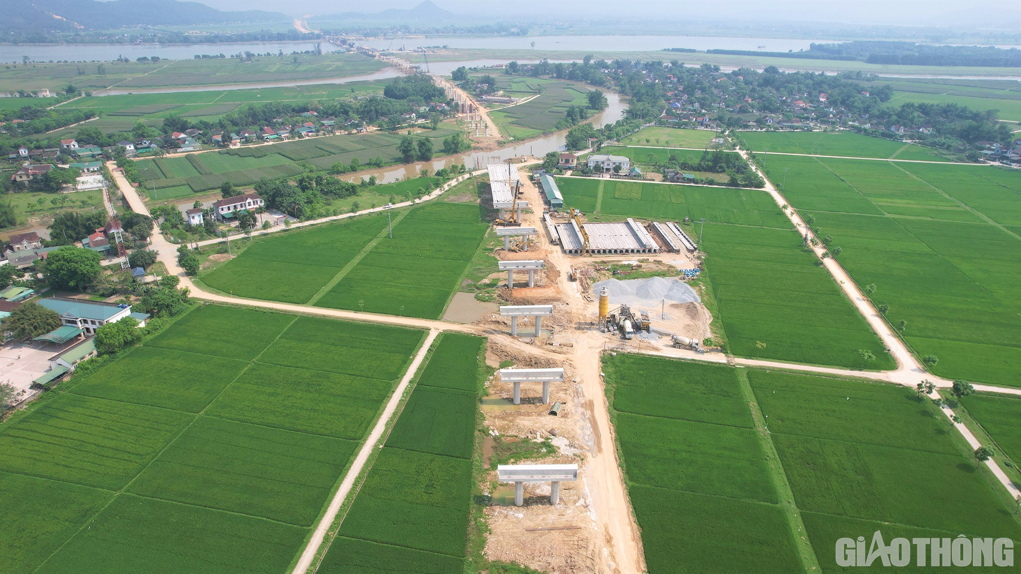 Ở bờ Nam sông Lam, Công ty TNHH Hoà Hiệp cũng đã thi công được khoảng 60% khối lượng, đảm bảo yêu cầu đề ra. Trong dịp lễ này, Hoà Hiệp cũng bố trí các tổ đội thi công luân phiên.