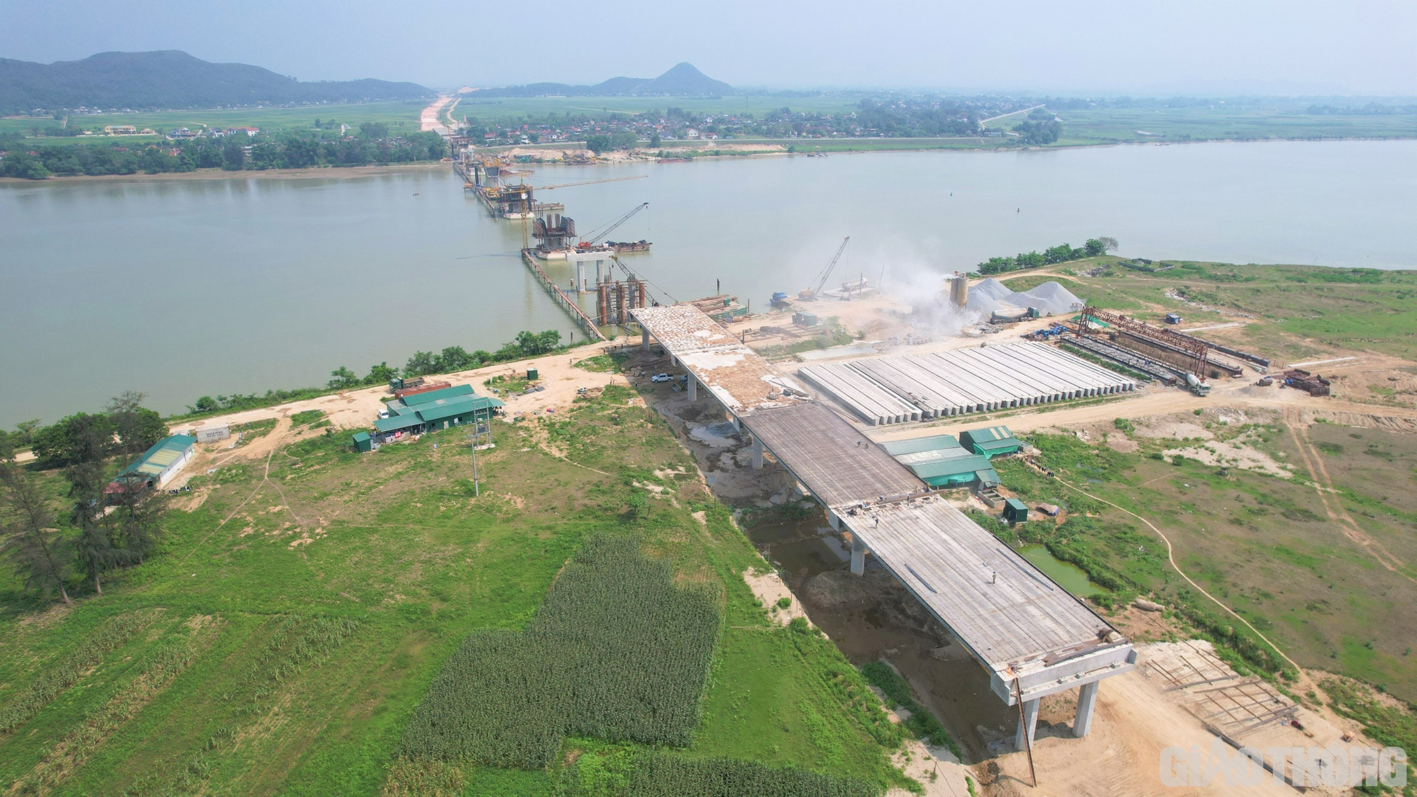 Cách đó không xa, trên công trường thi công cầu Hưng Đức, hàng trăm công nhân của các công ty Hoà Hiệp, Thái Yên, Cienco 4… cũng đang khẩn trương, chạy đua với thời gian.