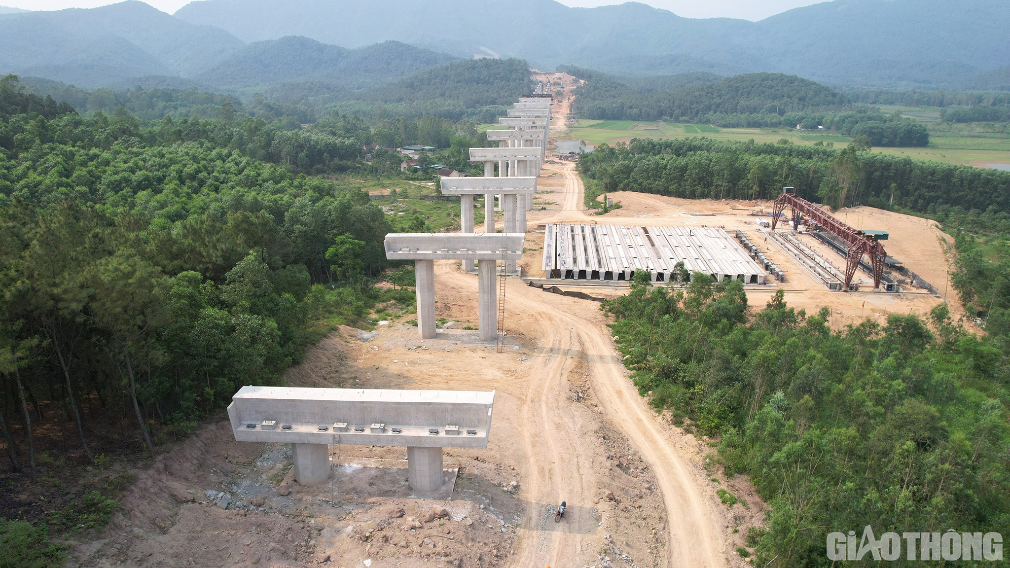 Trong khi đó, tại hầm Thần Vũ, Tập đoàn Cienco 4 và Công ty Hoà Hiệp cũng bố trí thi công 24/24h những ngày nghỉ lễ. Tính đến ngày 28/4, hai nhà thầu nói trên đã huy động 5 mũi thi công, 52 máy móc, thiết bị với 151 kỹ sư, công nhân. Đào và gia cố hầm được 966/2.162m dài, lắp đặt neo được 894/2.156m dài.