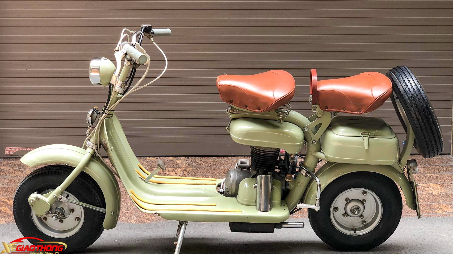 Chủ xe, anh Trịnh Ngọc Đức (Hà Nội), cho biết số chiếc Lambretta Model F đời 1954 tại nước ta hiện chỉ đếm trên đầu ngón tay. Chiếc trong bài được nhập chính ngạch về Việt Nam vào thập niên 1960, hiện còn đầy đủ giấy tờ, đã phục dựng lại theo nguyên bản và vẫn hoạt động bình thường. Xe từng được một người nước ngoài sưu tầm, sau đó mang về Anh năm 1999 và xuất hiện trên một số tạp chí quốc tế trước khi trở lại Việt Nam