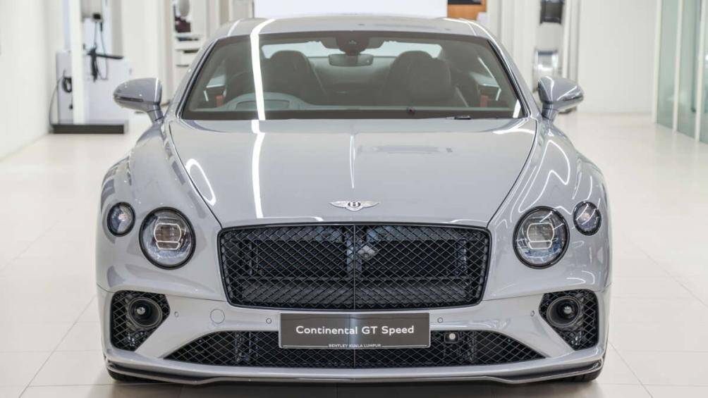 Bentley Continental GT Speed khoác lên mình phong cách thời trang đặc trưng của Bentley nhưng vẫn giữ sự sang trọng vốn có