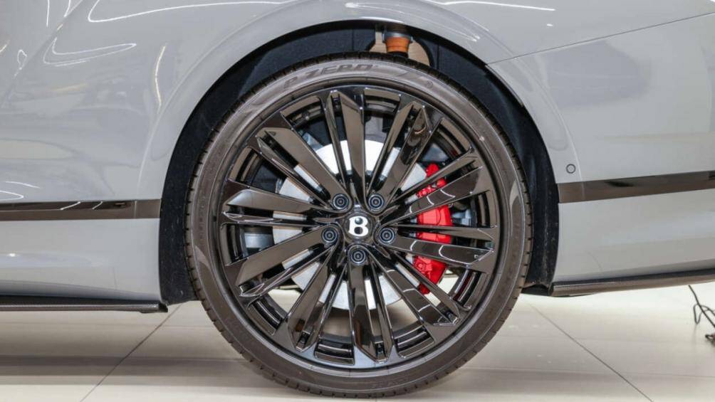 Bộ vi sai cầu sau điện tử, lần đầu được trang bị cho một chiếc Bentley, hỗ trợ cải thiện độ bám bên, độ ổn định, cũng như tăng cường khả năng điều chỉnh chân ga