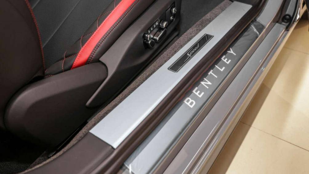 Bộ chia gió phía trước bằng sợi carbon, bệ cửa bên, bộ khuếch tán và cánh gió sau. Ngoài ra, logo Bentley được gắn trên bệ cửa bên