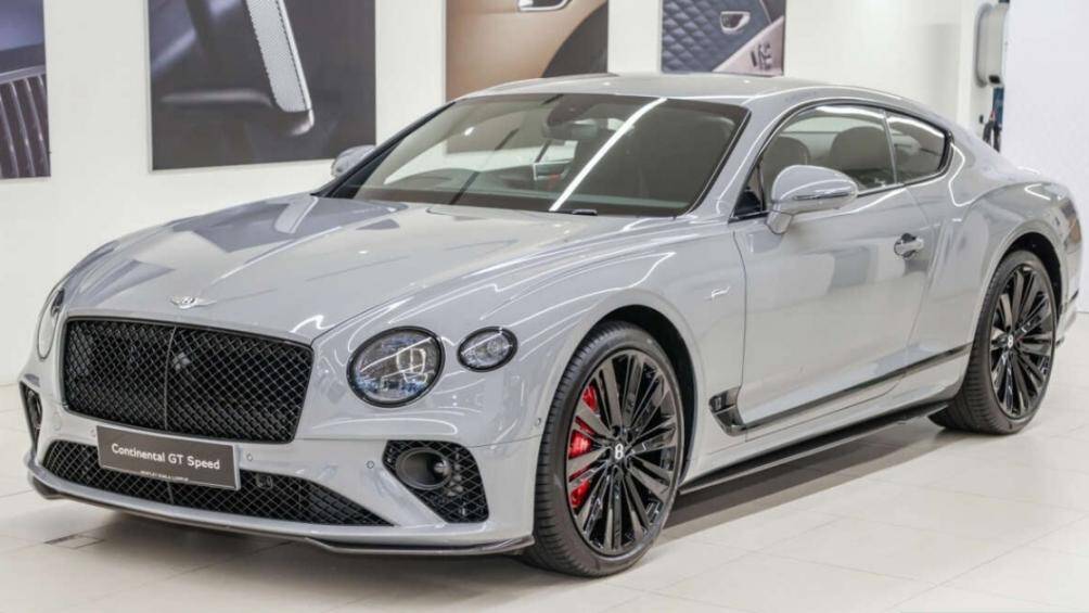 Xe có vẻ ngoài hiện đại hơn nhờ màu sơn xám Cambrian Grey. Thay vì lớp mạ crôm, Speed hiện có màu xám tương phản với viền đen bóng