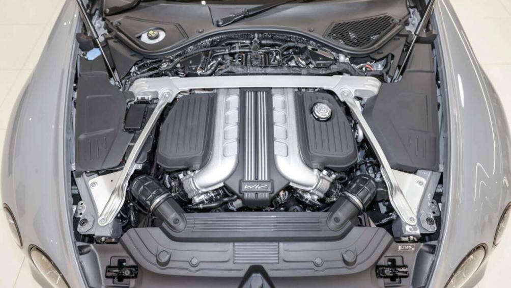Đây là chiếc xe đường trường năng động nhất của hãng với động cơ W12 tăng áp kép có dung tích 6.0 lít, sản sinh công suất 650 mã lực và mô-men xoắn 900 Nm