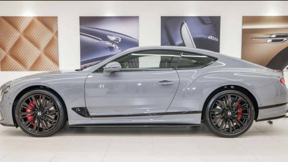Huy hiệu Flying B ở cả hai đầu, dòng chữ Bentley trên cốp và những kẹp phanh lớn có màu sơn đỏ tươi